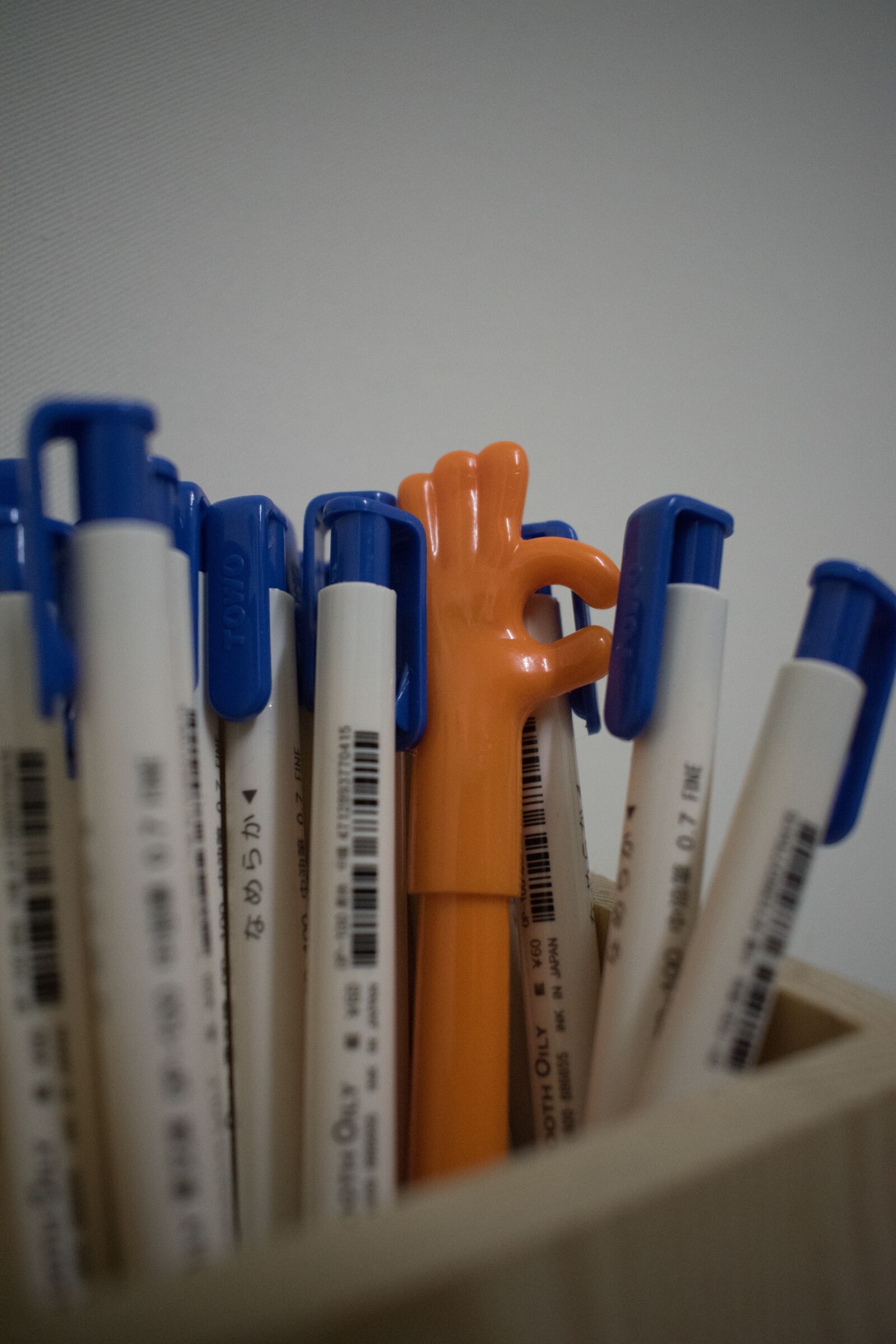 Nikon D5500 sample photo. Pen, pen stand, stand-alone photography