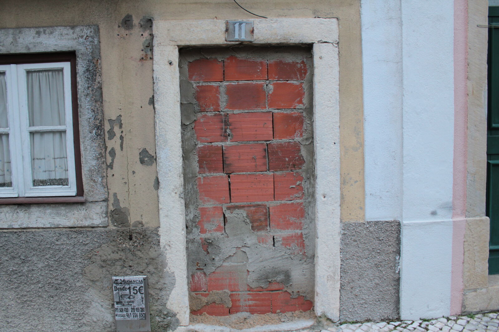 Canon EOS 550D (EOS Rebel T2i / EOS Kiss X4) sample photo. Bricks, door photography