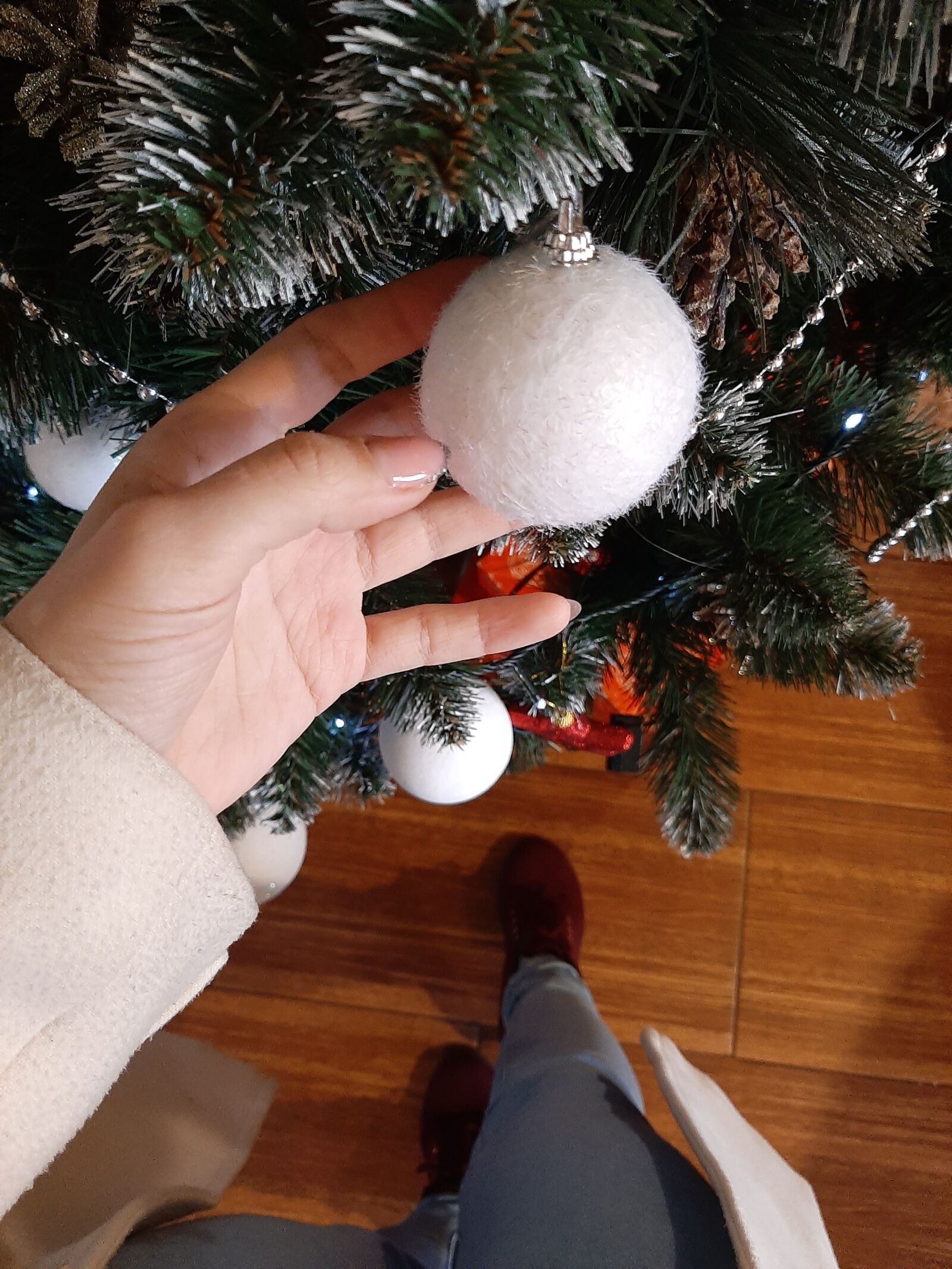 Samsung Galaxy A50 sample photo. Hands, woman, christmas tree photography