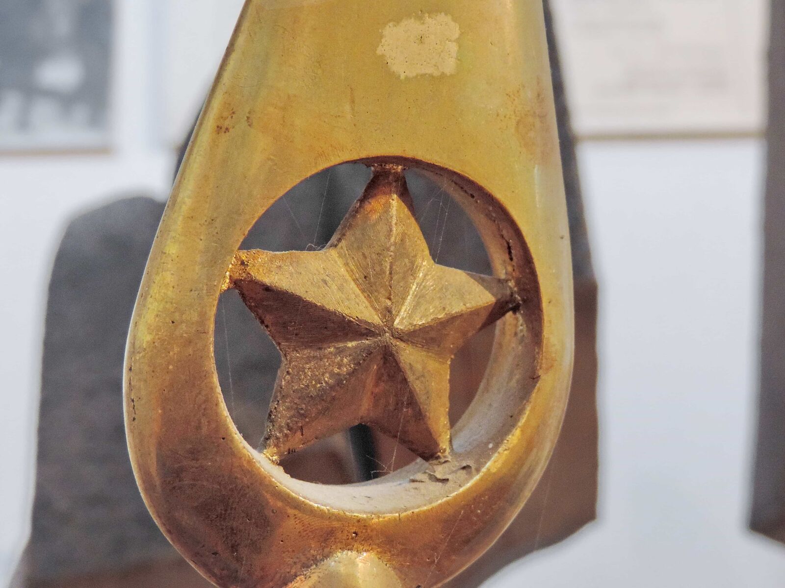 Nikon Coolpix P520 sample photo. Brass, detail, emblem, sculpture photography