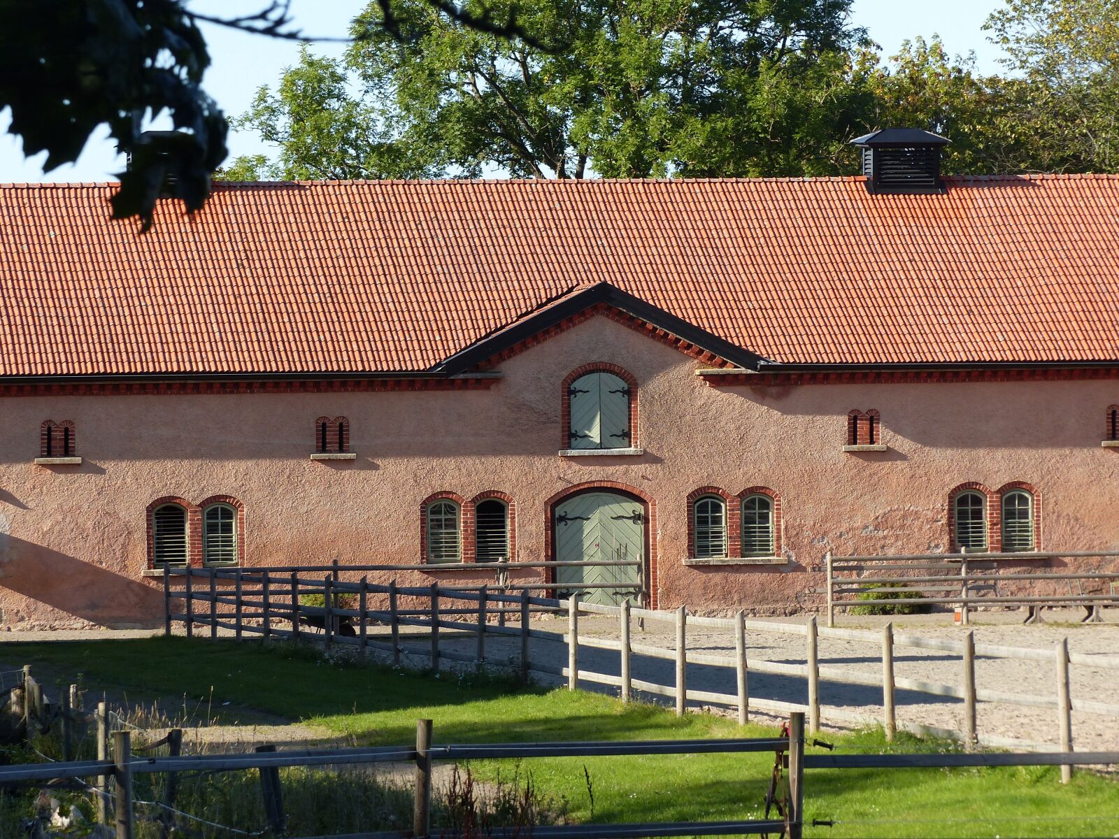 Panasonic Lumix DMC-FZ200 sample photo. Building, countryside, horse photography