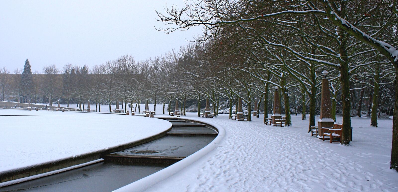 Canon EOS 1000D (EOS Digital Rebel XS / EOS Kiss F) sample photo. Snow, city park, urban photography