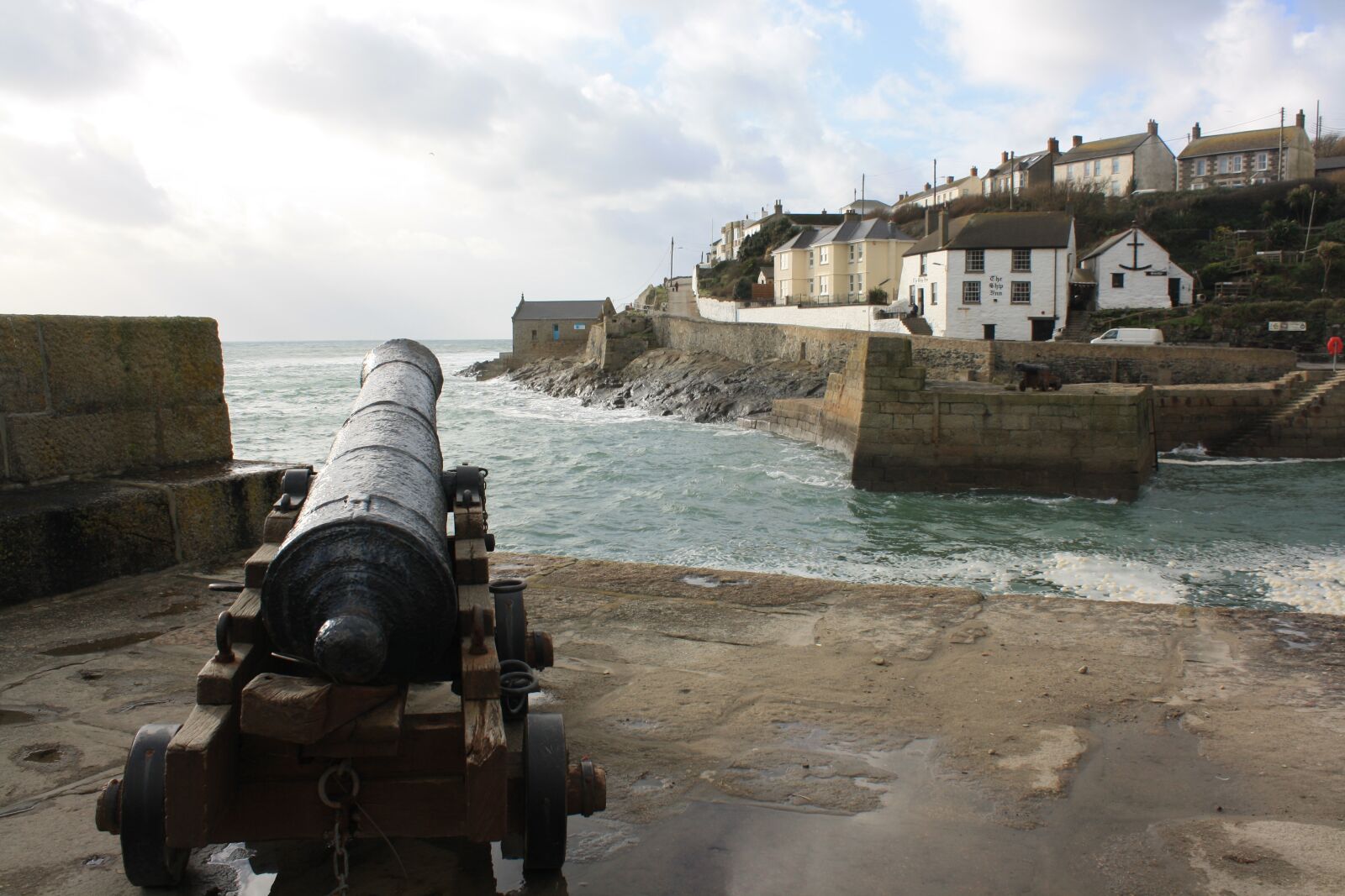 Canon EOS 1000D (EOS Digital Rebel XS / EOS Kiss F) sample photo. Harbour, coast, cannon photography