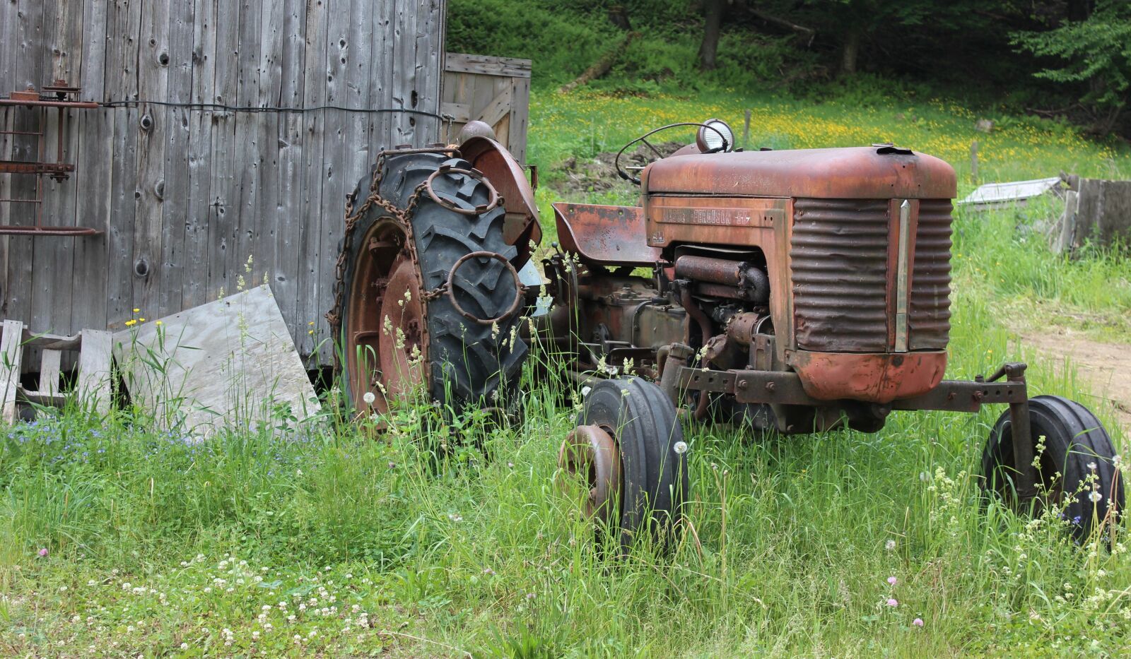 Canon EOS 600D (Rebel EOS T3i / EOS Kiss X5) sample photo. Tractor, farm, barn photography