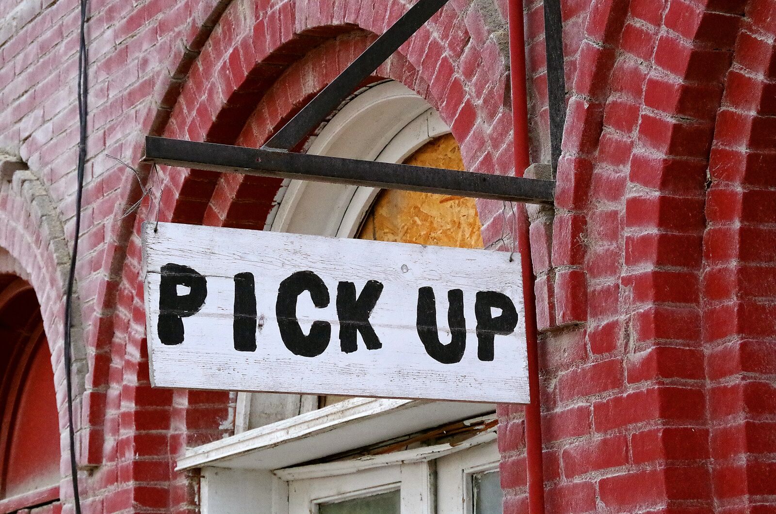Pentax K-50 sample photo. Brick, wall, pick up photography