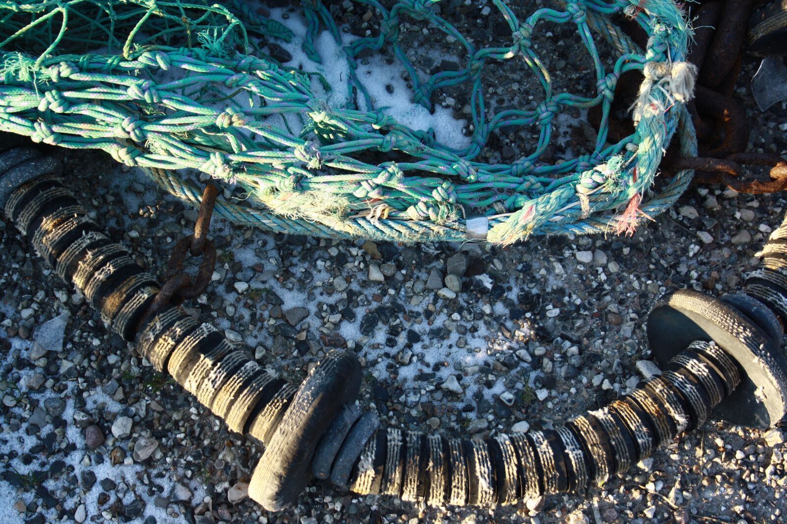 Canon EOS 1000D (EOS Digital Rebel XS / EOS Kiss F) sample photo. Yarn, fishing, iron photography