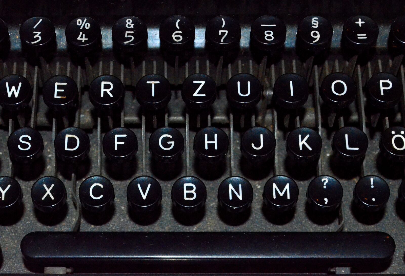 Nikon D5100 sample photo. Typewriter, keyboard, historically photography