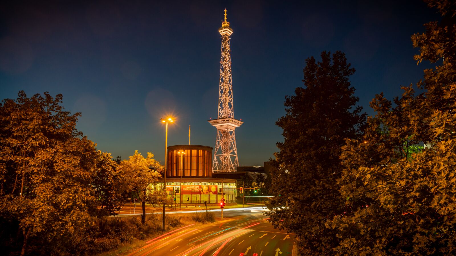 Sony a7 II + Sony FE 28-70mm F3.5-5.6 OSS sample photo. Radio tower, berlin, fairgrounds photography