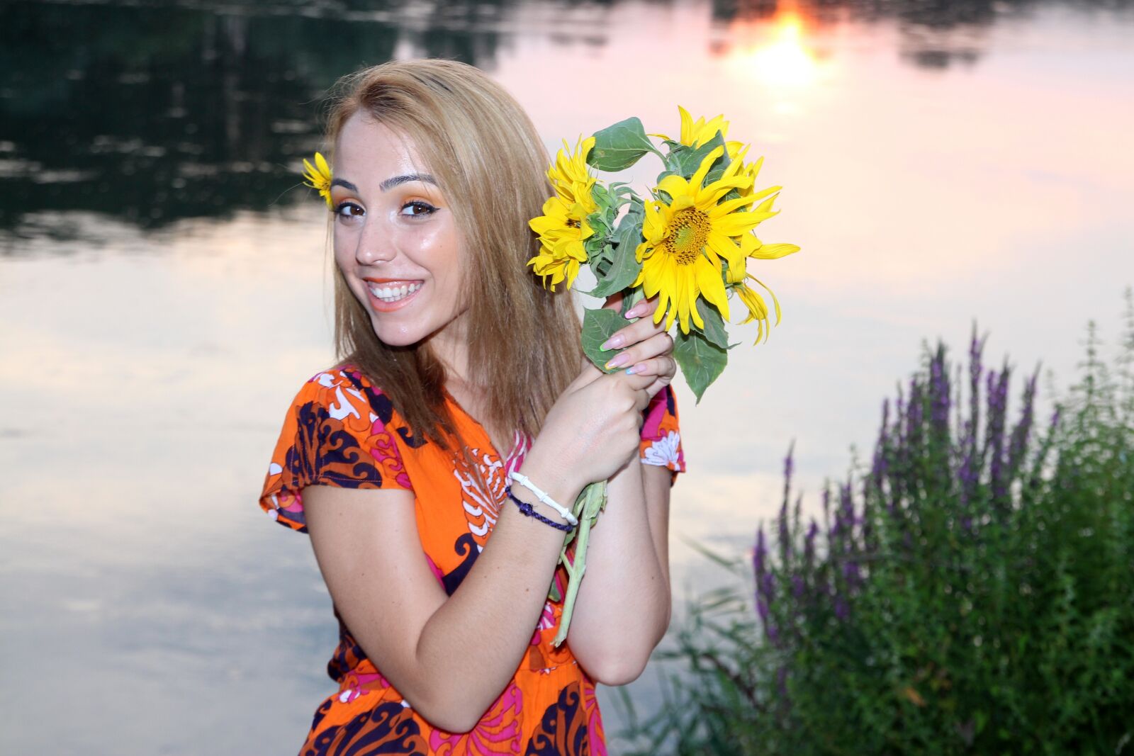 Canon EOS 700D (EOS Rebel T5i / EOS Kiss X7i) sample photo. Girl, sunset, sunflower photography
