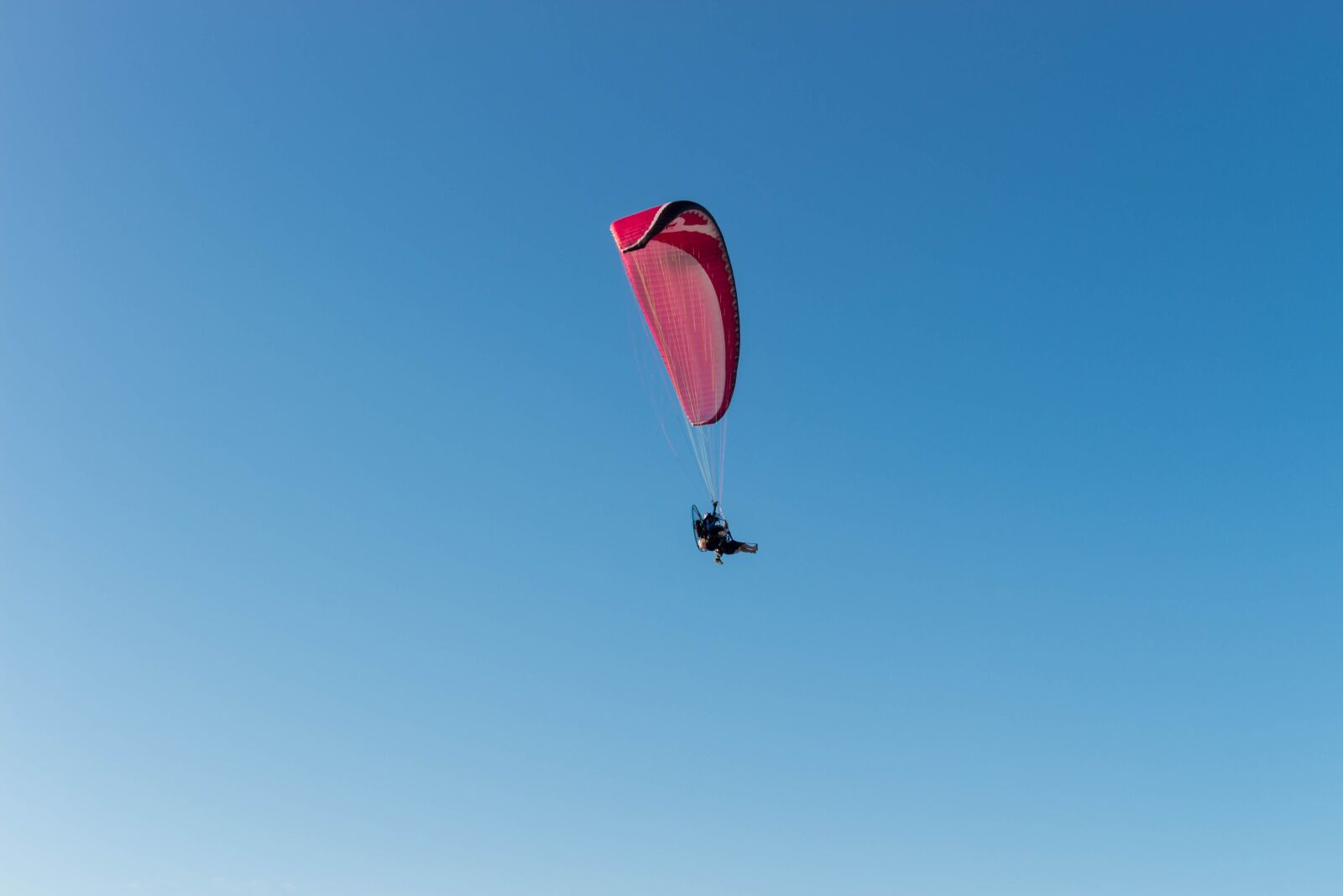 Canon EOS 700D (EOS Rebel T5i / EOS Kiss X7i) + Canon EF-S 18-55mm F3.5-5.6 IS STM sample photo. Paragliding, parachute, paraglider photography