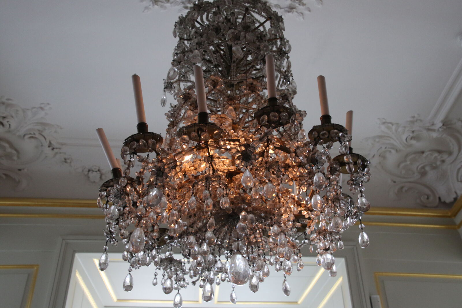 Canon EOS 7D Mark II sample photo. Bright, candles, ceiling, chandelier photography