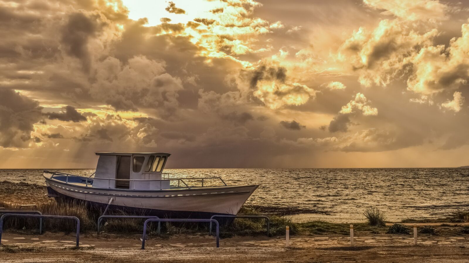 Nikon D3300 sample photo. Boat, grounded, sea photography