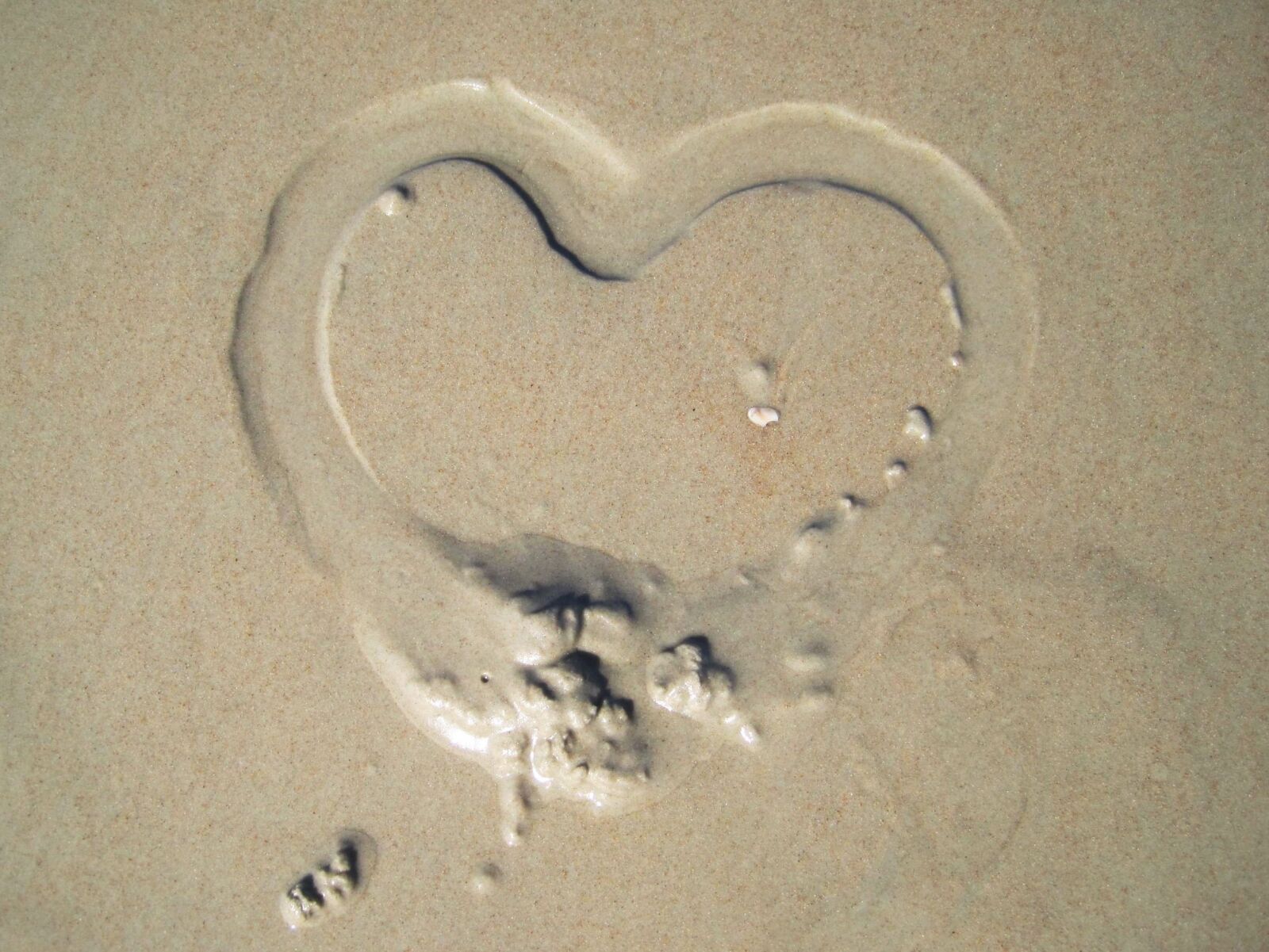 Canon PowerShot SD1200 IS (Digital IXUS 95 IS / IXY Digital 110 IS) sample photo. Heart in sand, i photography