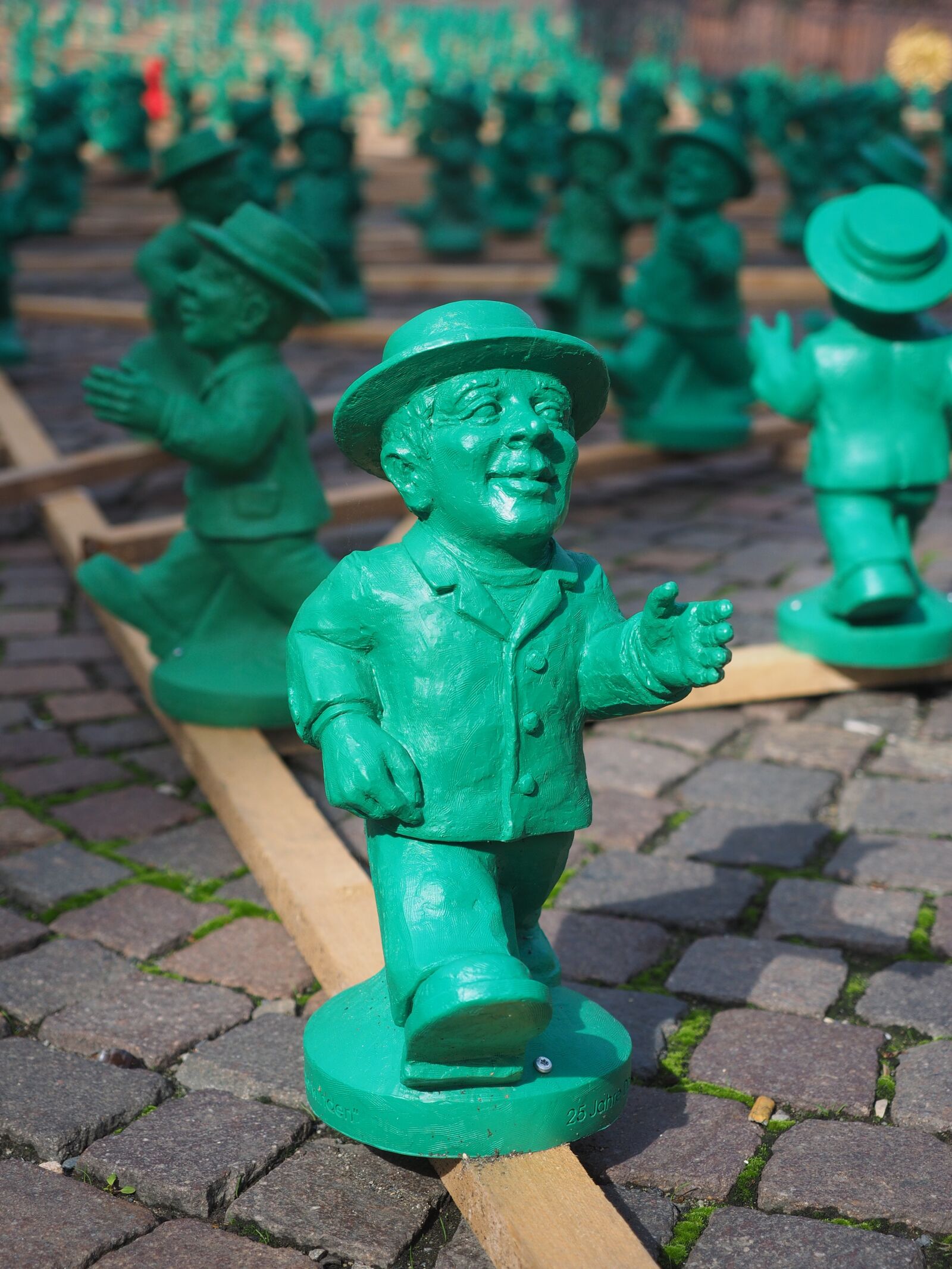 Olympus OM-D E-M1 + Olympus M.Zuiko Digital ED 12-40mm F2.8 Pro sample photo. Little green man, run photography