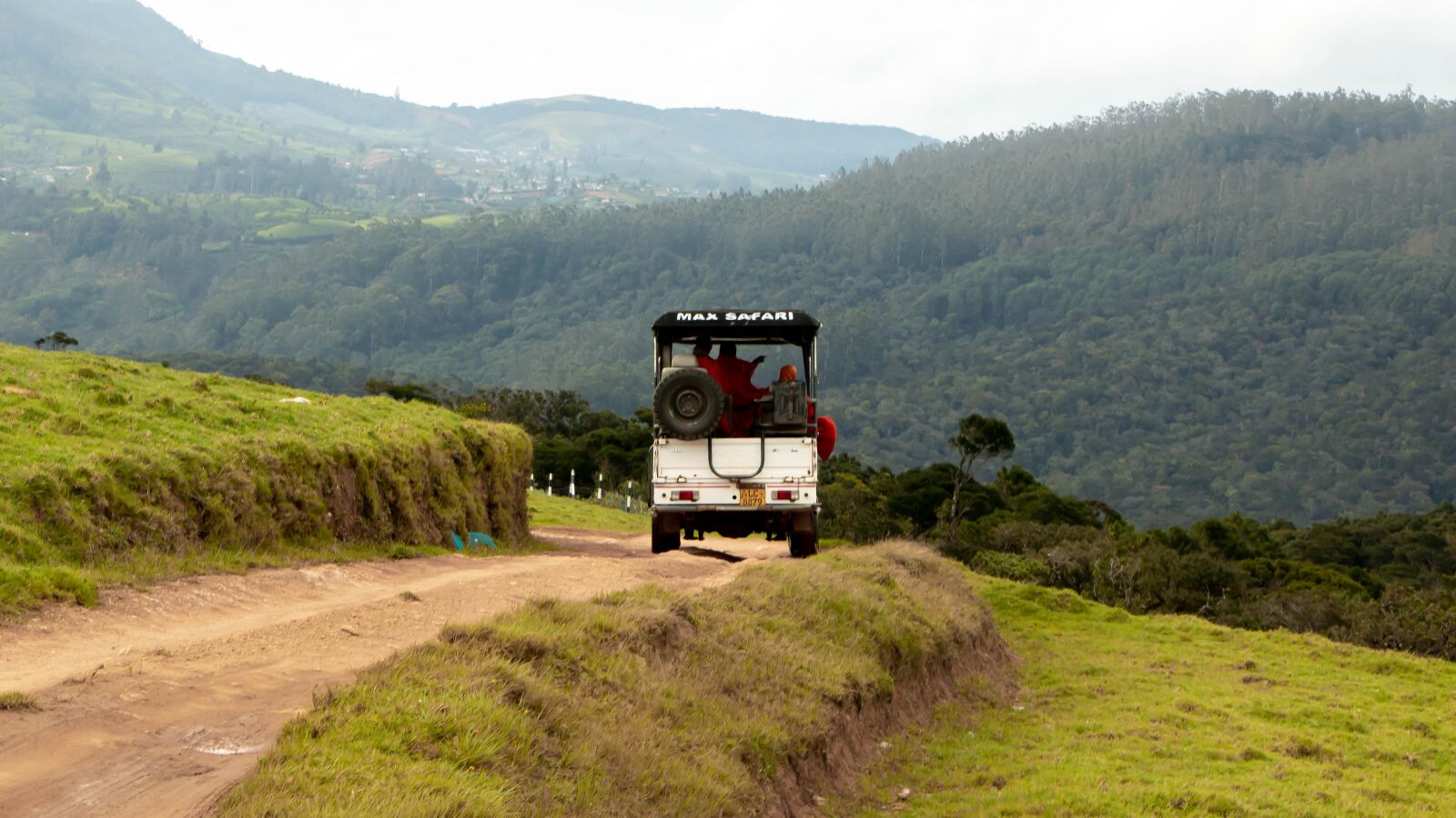Canon EF-S 18-135mm F3.5-5.6 IS STM sample photo. Landscape, safari, jeep photography