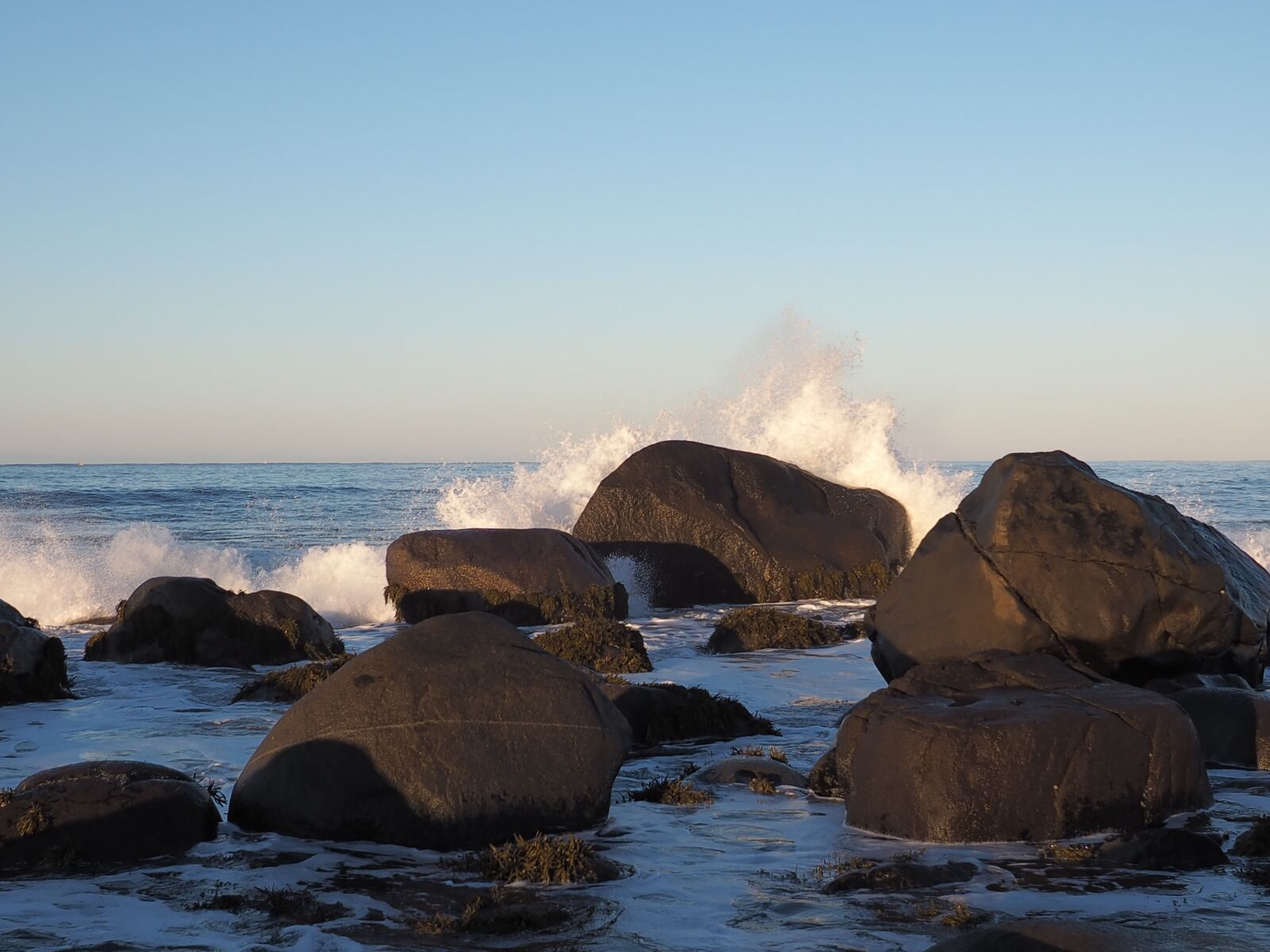 Olympus OM-D E-M10 + Olympus M.Zuiko Digital ED 7-14mm F2.8 PRO sample photo. Waves, sea, stone photography