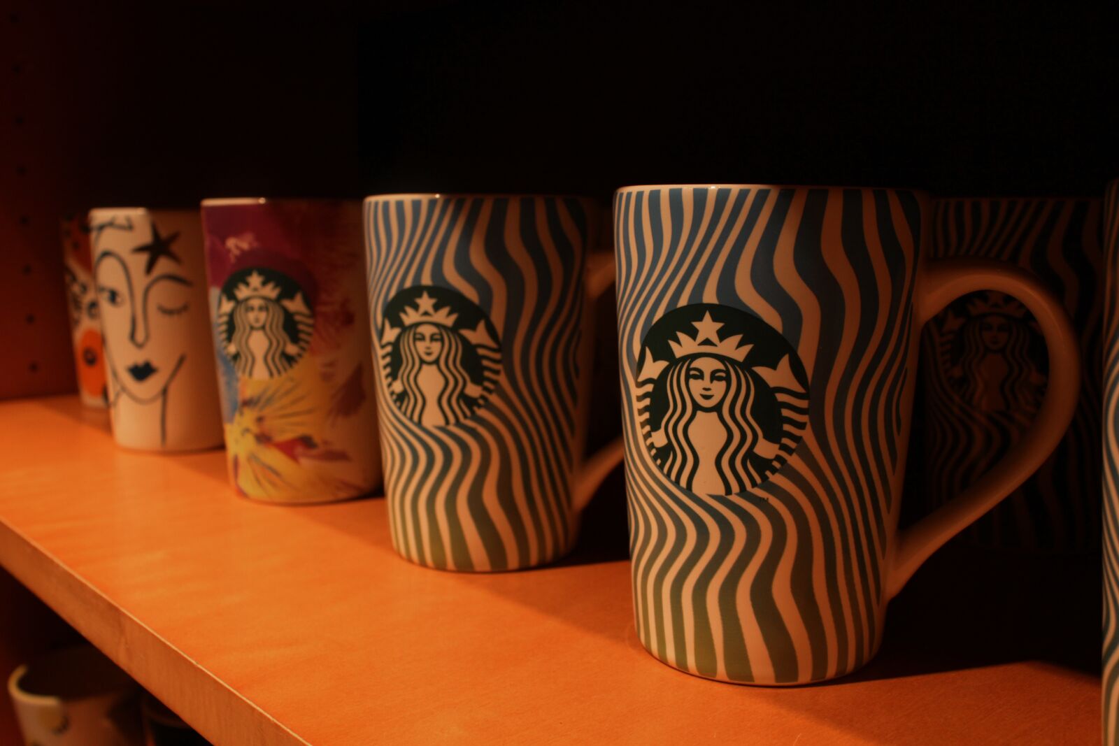 Canon EOS 1200D (EOS Rebel T5 / EOS Kiss X70 / EOS Hi) sample photo. Starbucks, cups, shop photography