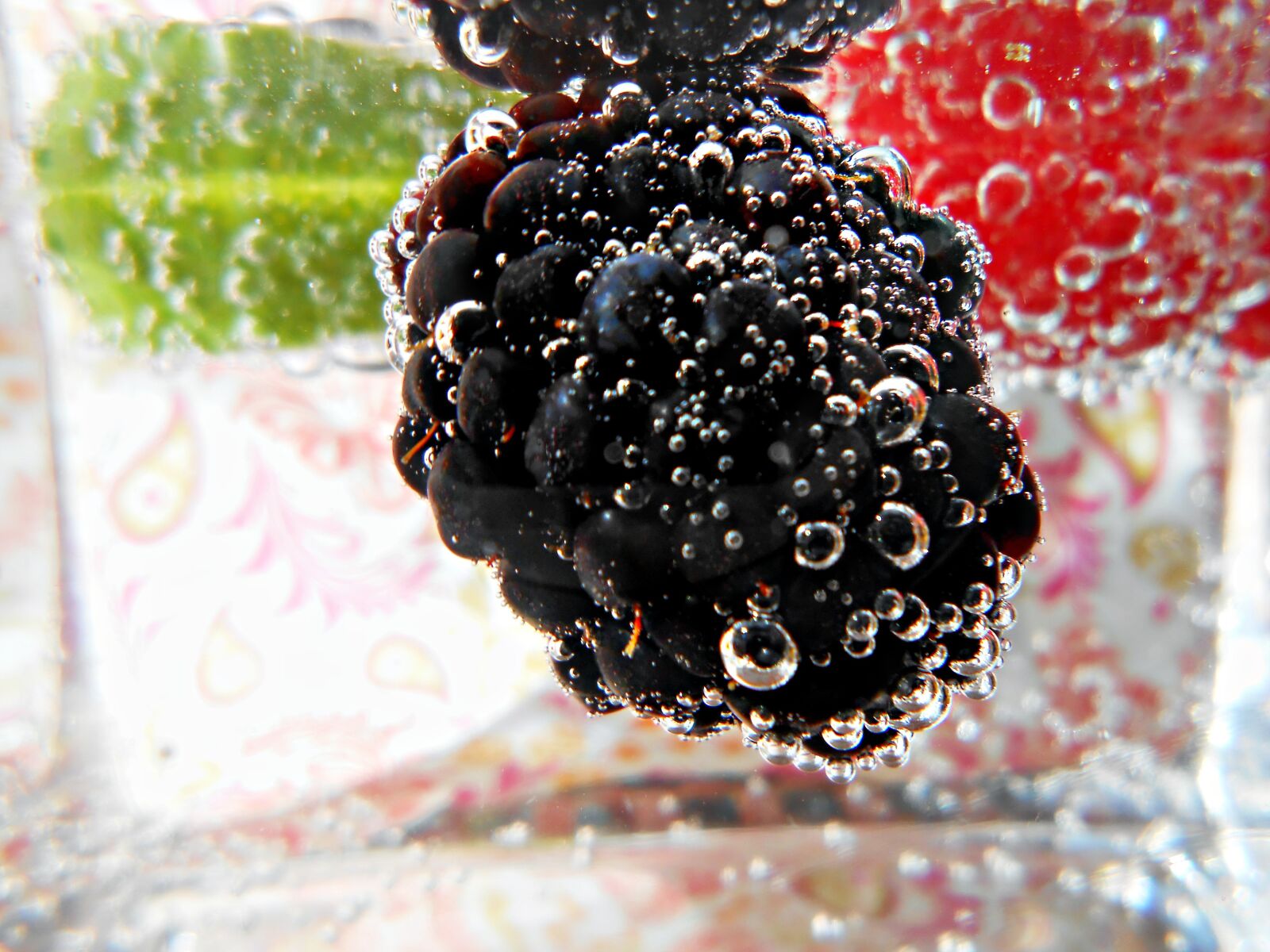 Nikon Coolpix S4300 sample photo. Bubbles, fruit, water photography