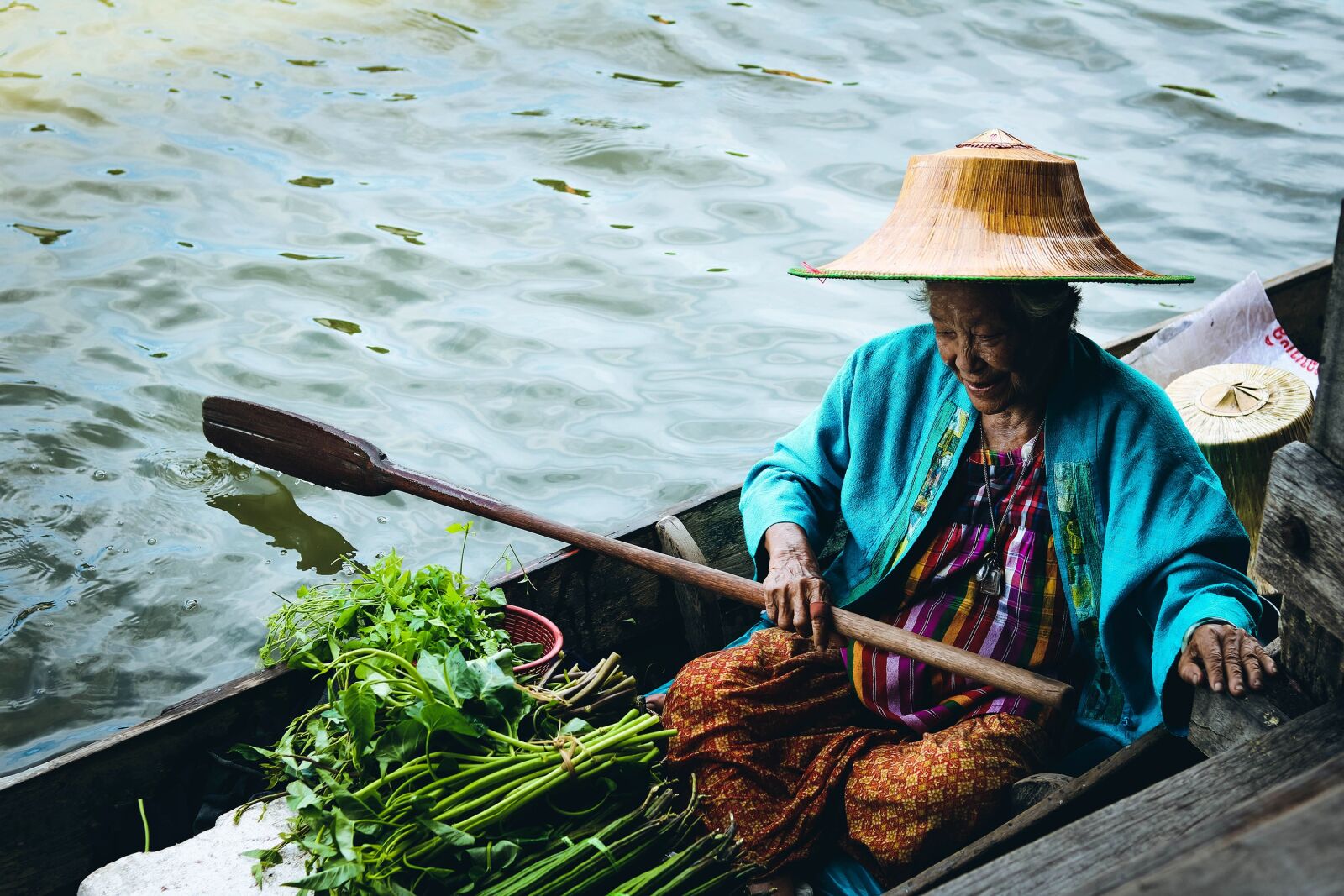 Canon EOS 760D (EOS Rebel T6s / EOS 8000D) + Canon EF 50mm F1.8 STM sample photo. Ship, paddled, water market photography