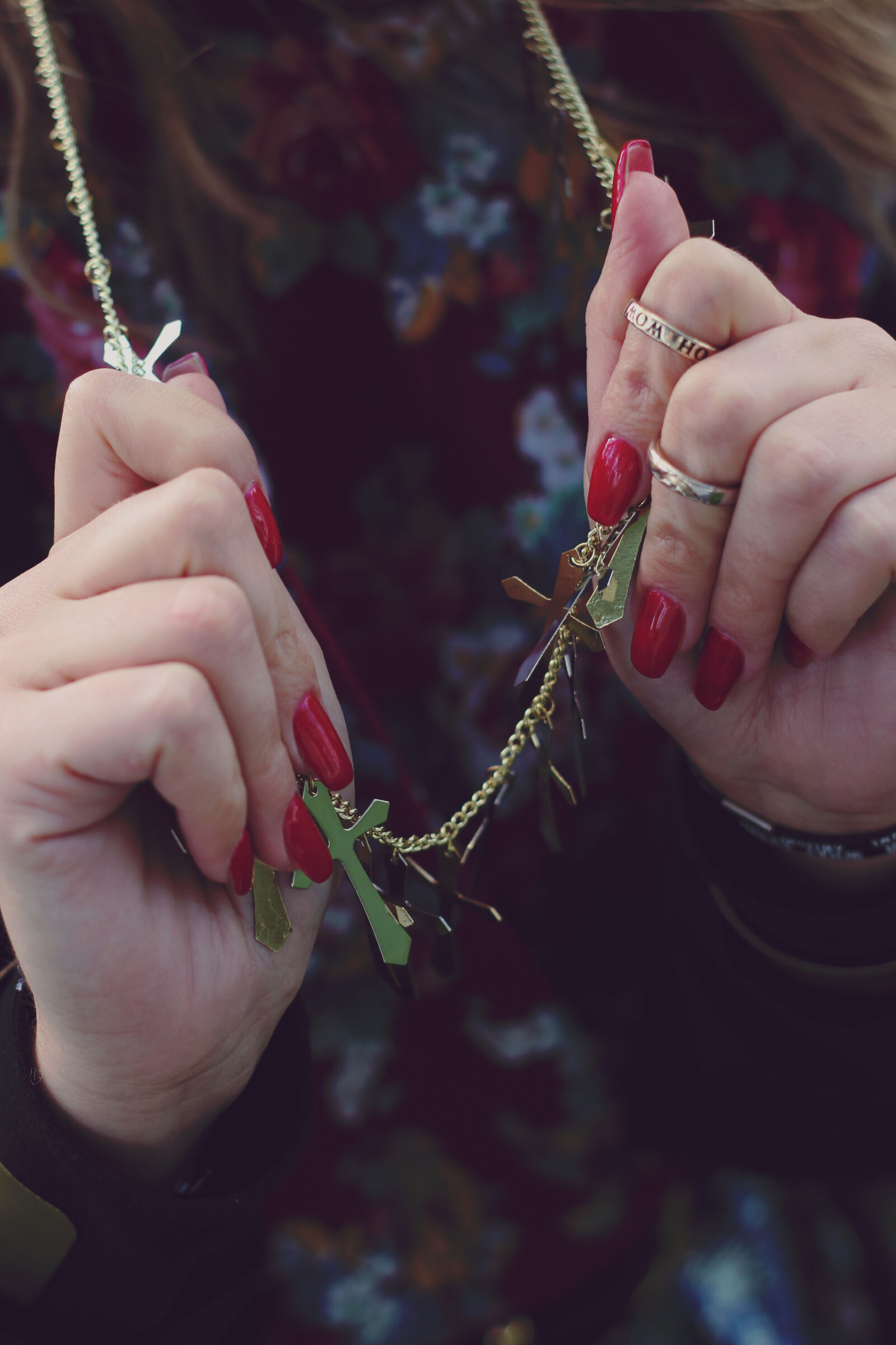 Canon EOS 600D (Rebel EOS T3i / EOS Kiss X5) + Canon EF 50mm F1.8 II sample photo. Red, nails, cross, jewelry photography