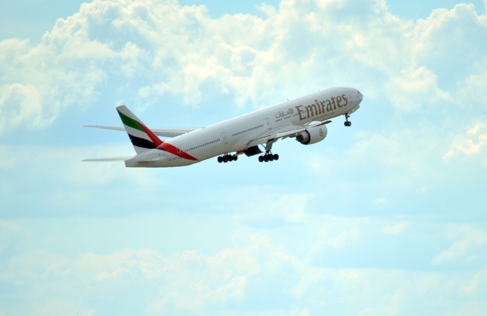 Nikon D3200 sample photo. Uae, emirates, flight photography