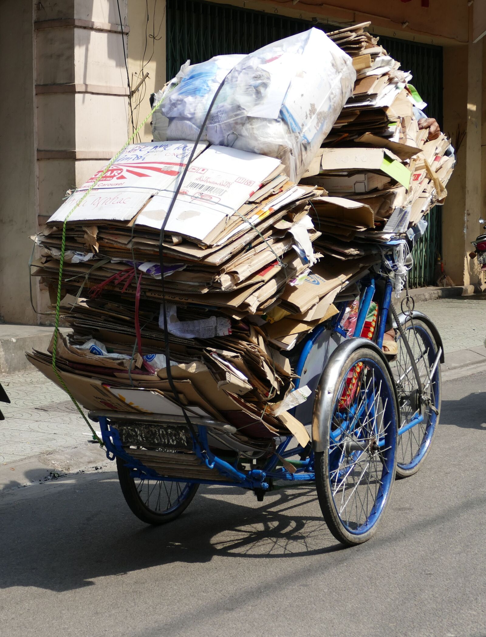 Panasonic Lumix DMC-FZ1000 sample photo. Vietnam, asia, transport photography