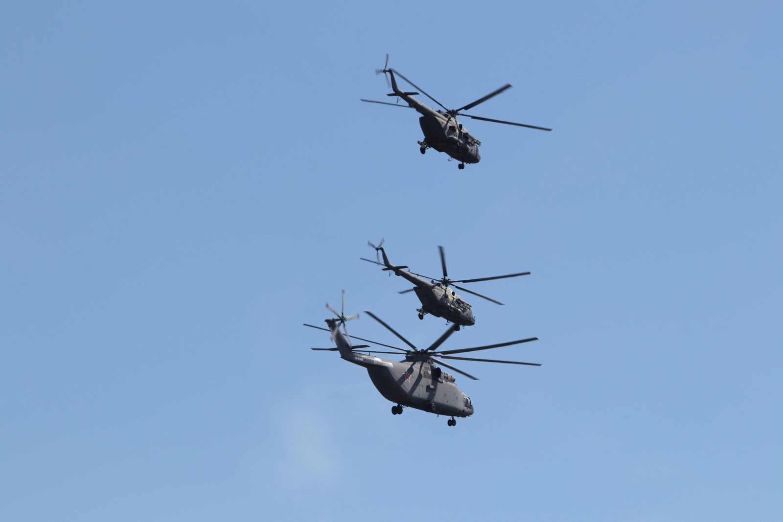 Canon EOS 77D (EOS 9000D / EOS 770D) + Canon EF 70-300mm F4-5.6 IS USM sample photo. Helicopter, parade, sky photography