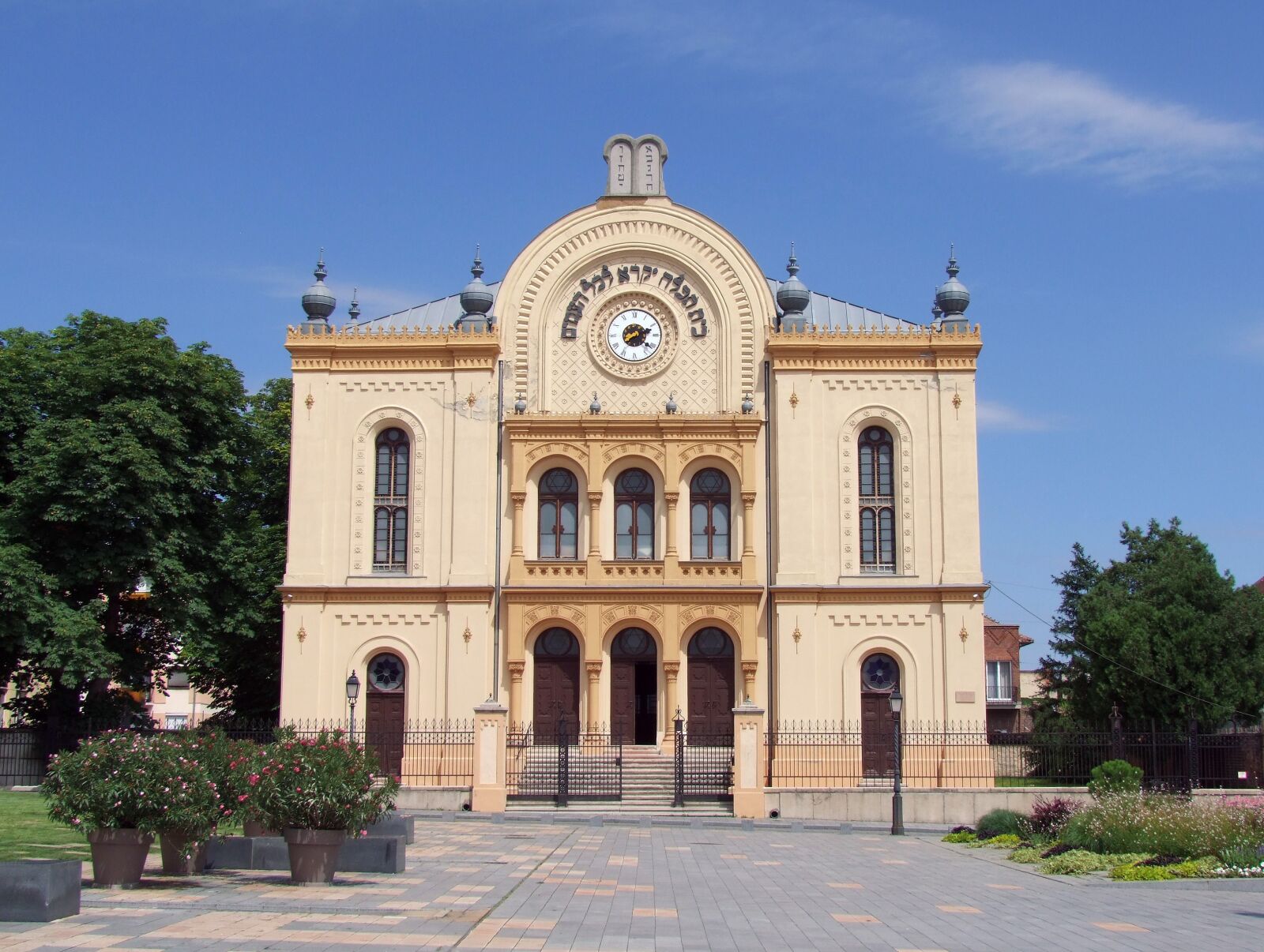 Fujifilm FinePix S100fs sample photo. Synagogue, jewish, 1869 photography