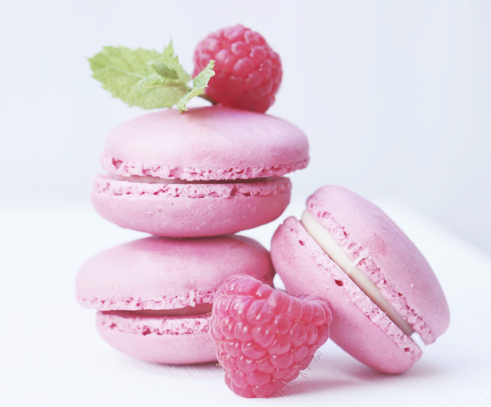 Canon EOS 100D (EOS Rebel SL1 / EOS Kiss X7) sample photo. Macarons, raspberries, mint photography