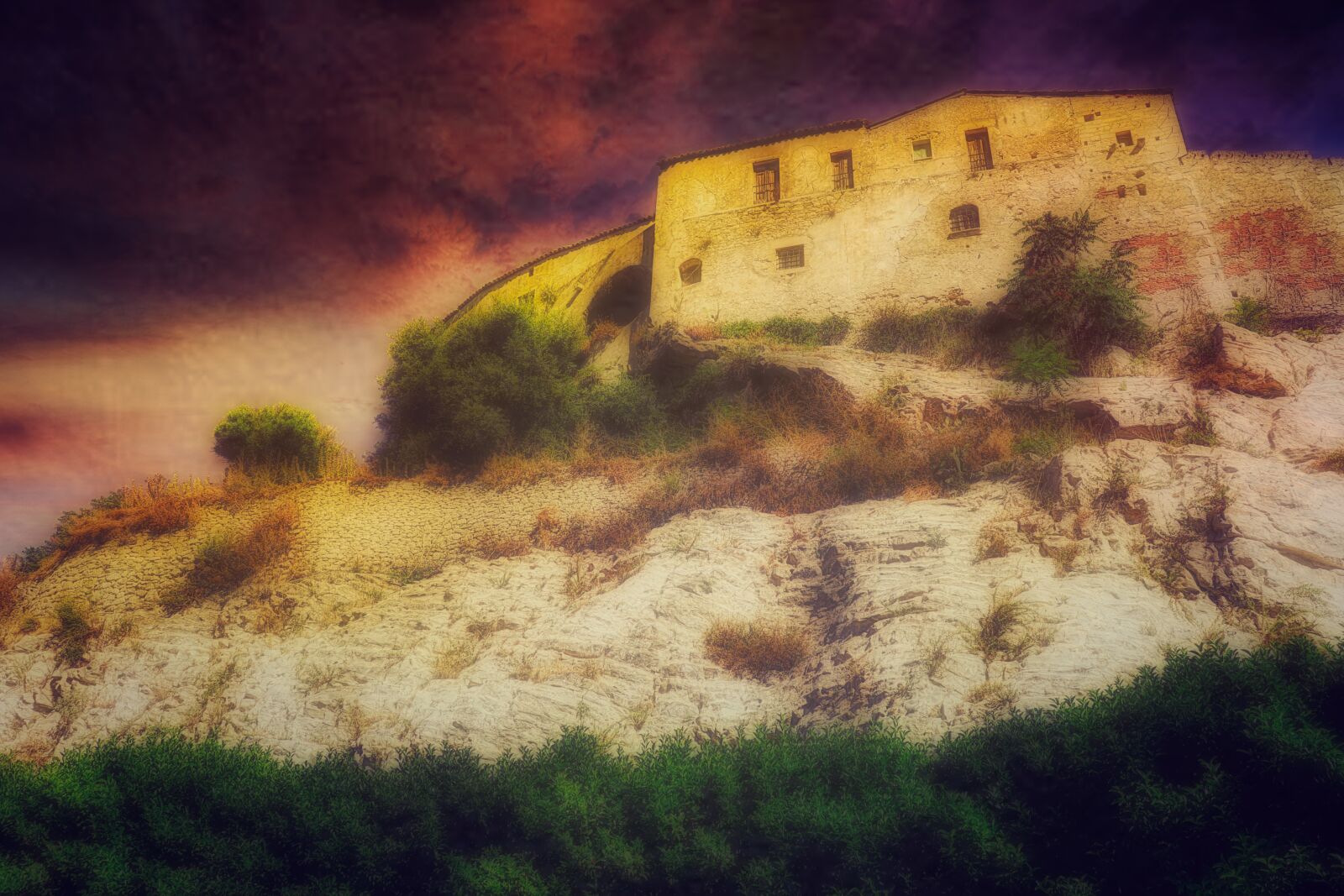 Canon EOS 77D (EOS 9000D / EOS 770D) sample photo. Casa, roccia, cielo drammatico photography