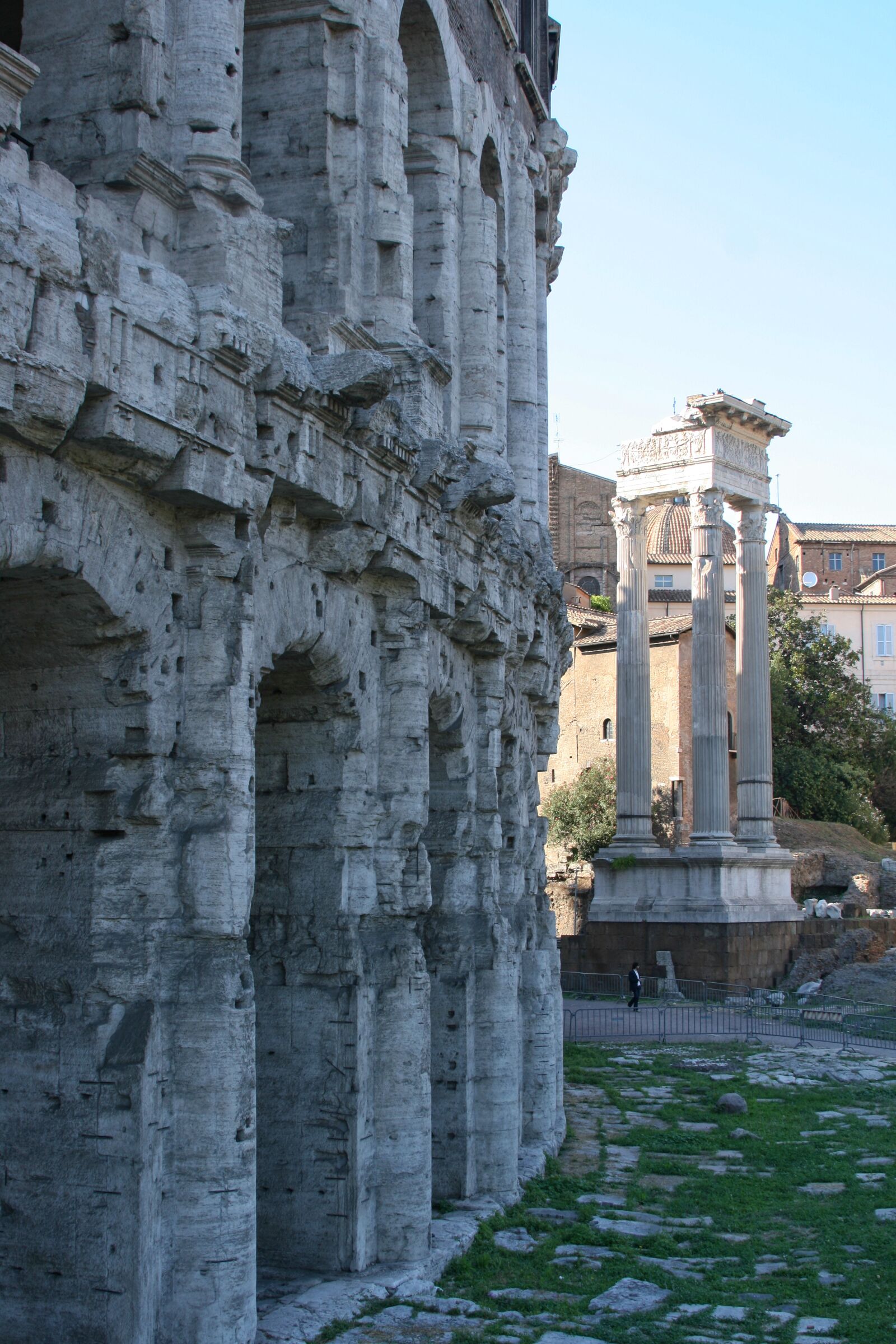 Canon EOS 400D (EOS Digital Rebel XTi / EOS Kiss Digital X) sample photo. Italy, rome, theater of photography