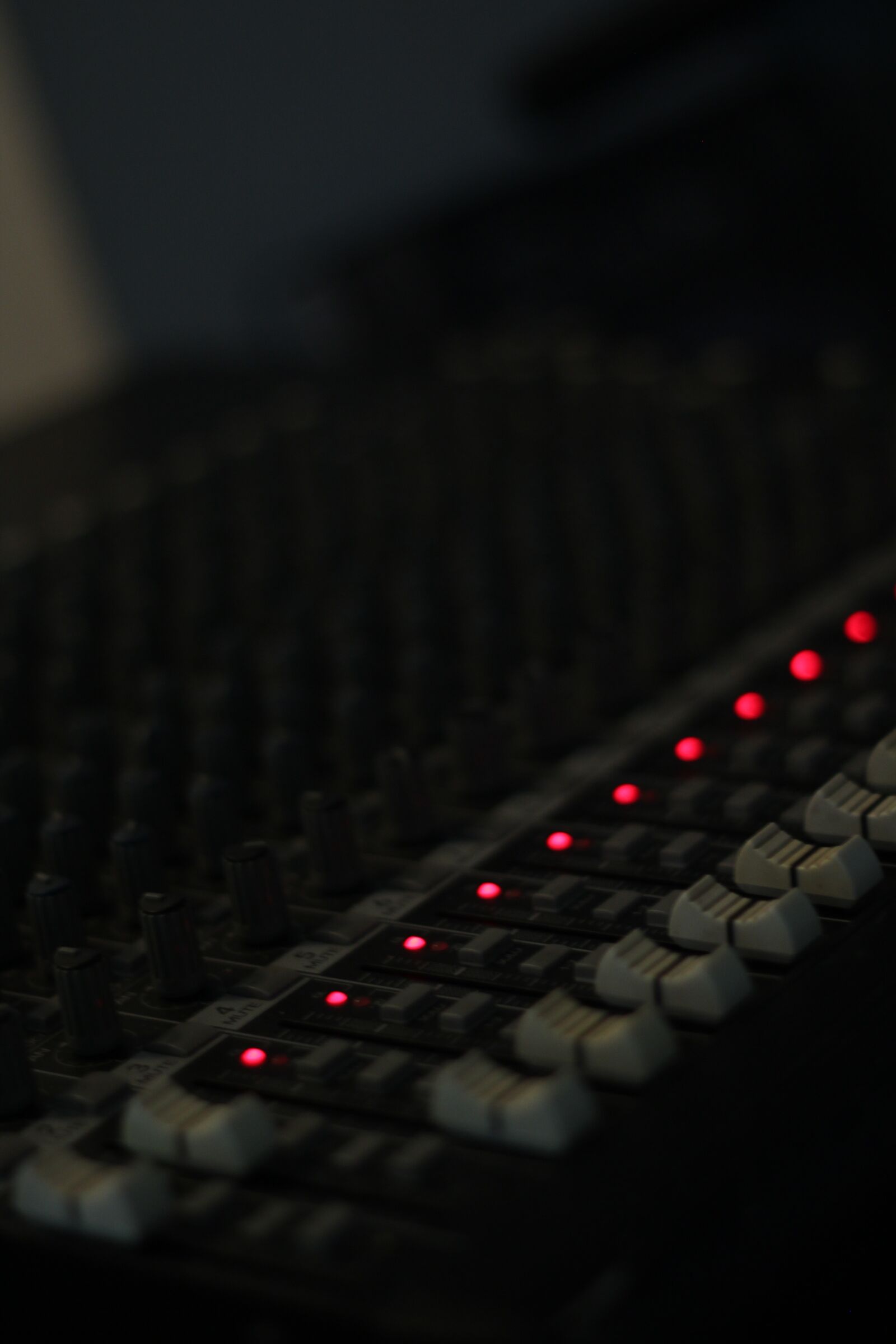 Canon EOS 600D (Rebel EOS T3i / EOS Kiss X5) + Canon EF 50mm F1.8 II sample photo. Console, audio, mixer photography