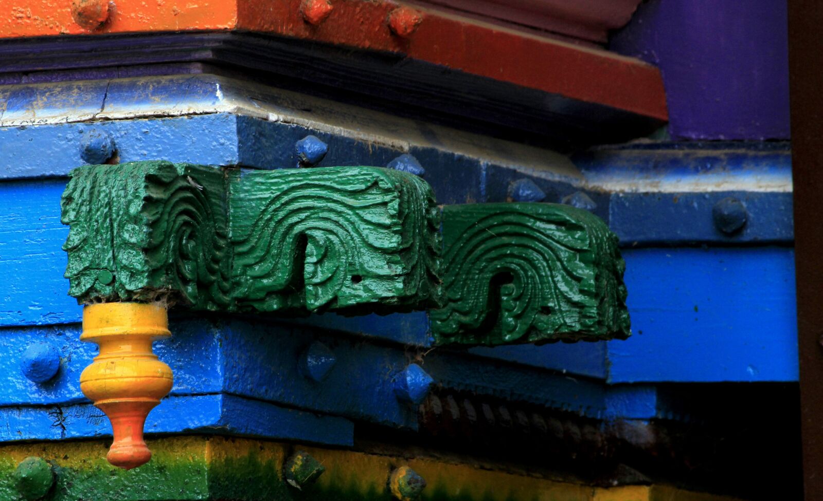 Canon EF-S 55-250mm F4-5.6 IS II sample photo. Wooden carving, colourful, carved photography