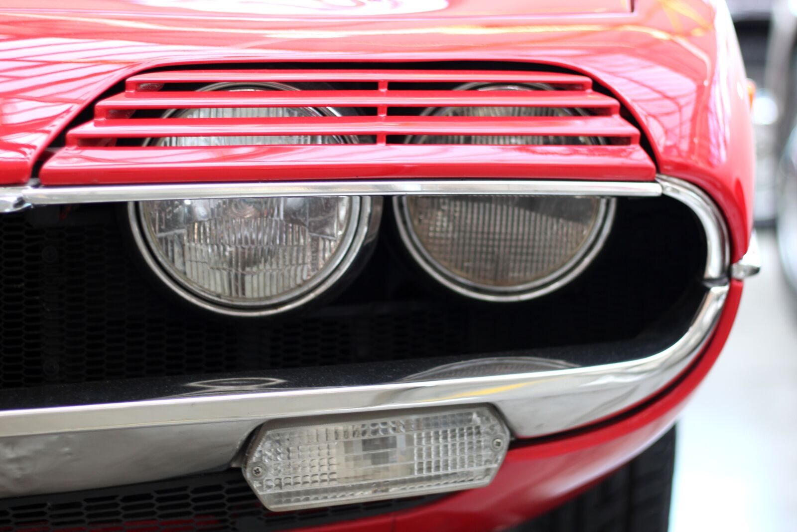 Canon EOS 1300D (EOS Rebel T6 / EOS Kiss X80) + Canon EF 50mm F1.8 STM sample photo. Alfa romeo, montreal, classic photography