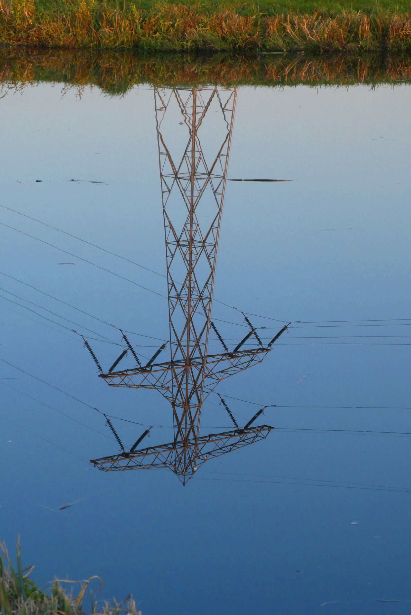 Panasonic Lumix DC-ZS70 (Lumix DC-TZ90) sample photo. Pylon, reflection, steel photography