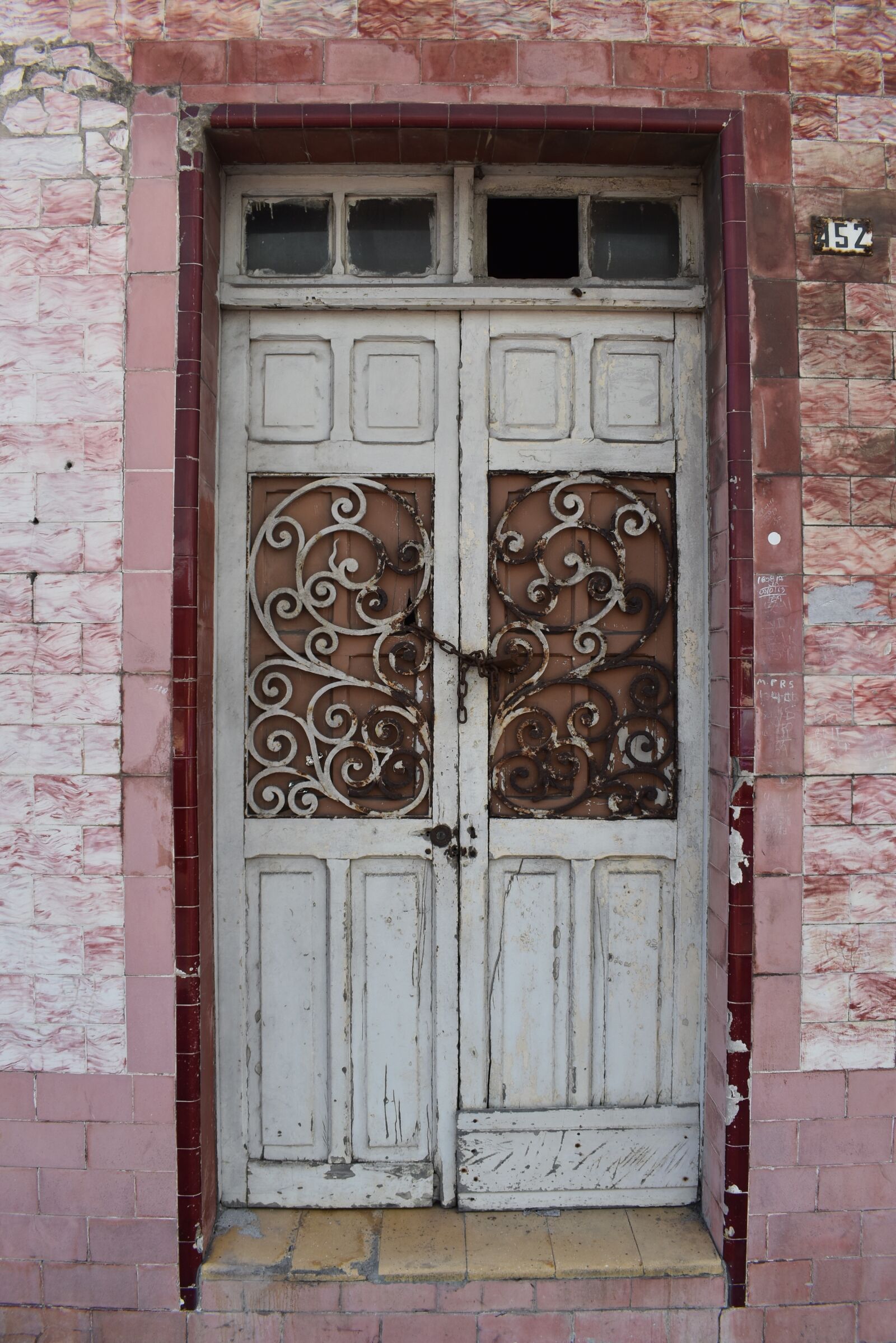 Nikon D5600 sample photo. Door, input, chains photography
