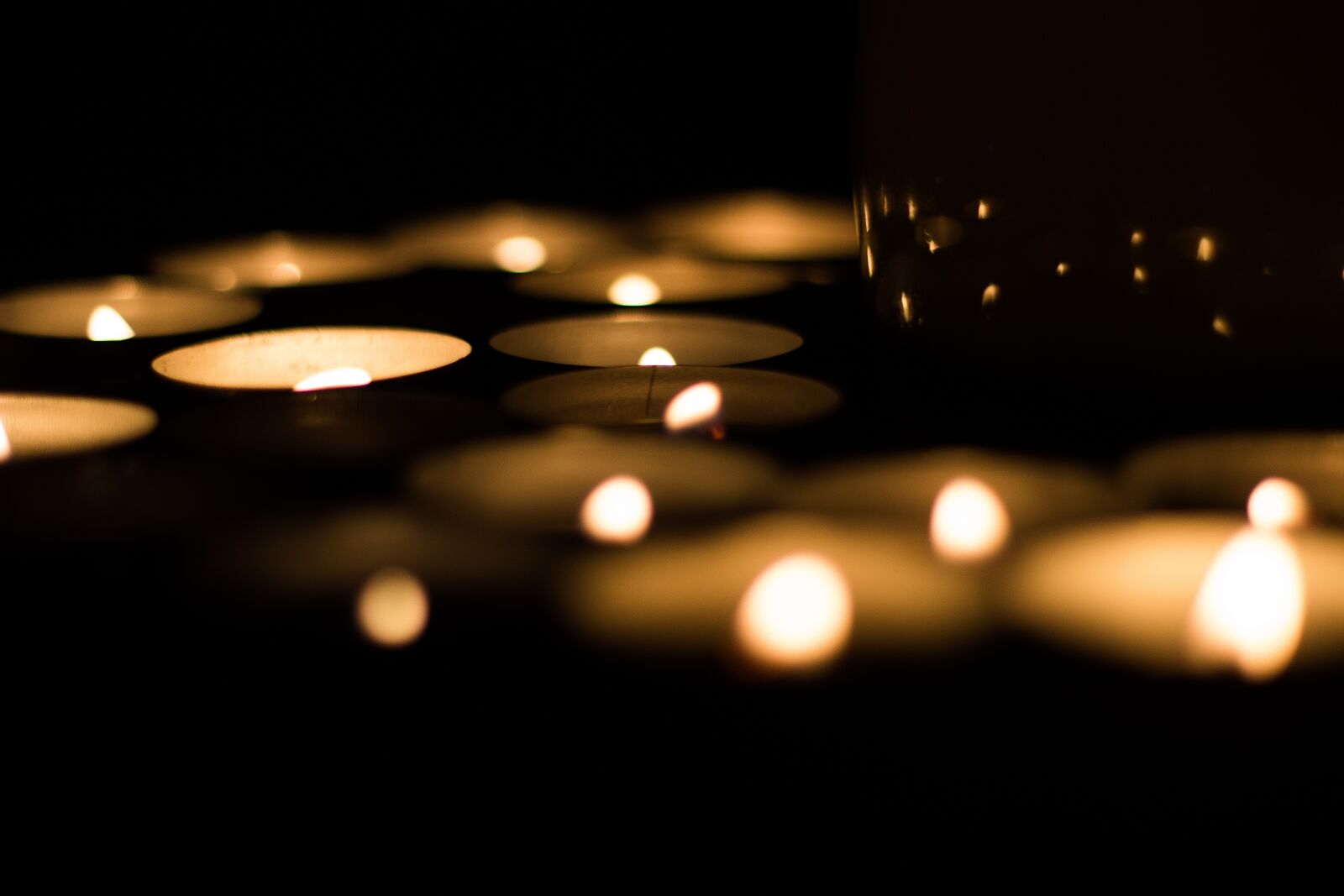 Canon EOS 600D (Rebel EOS T3i / EOS Kiss X5) + Canon EF 50mm F1.8 II sample photo. Candle, light, bokeh photography
