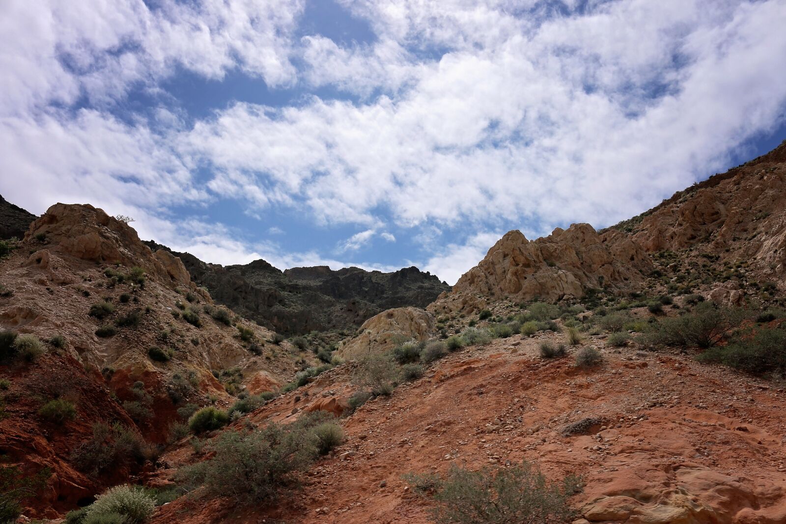 Canon EOS 70D sample photo. Hiking, red rocks, valley photography