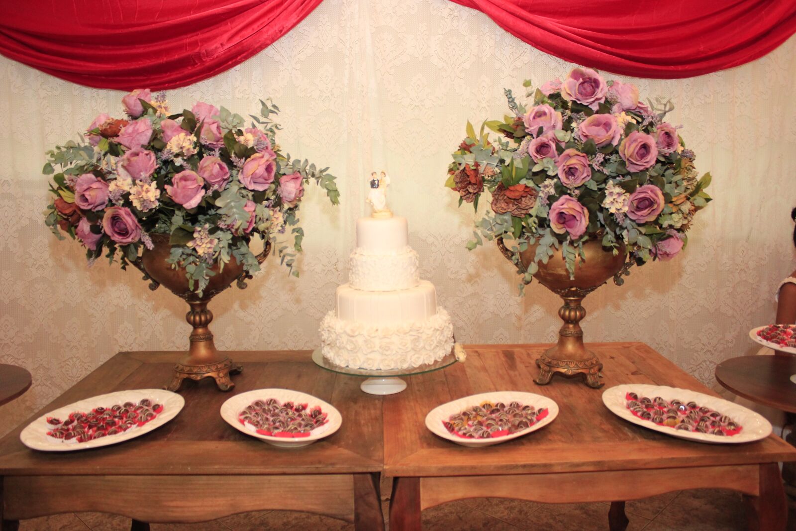 Canon EOS 550D (EOS Rebel T2i / EOS Kiss X4) sample photo. Ornamentation, table, party photography