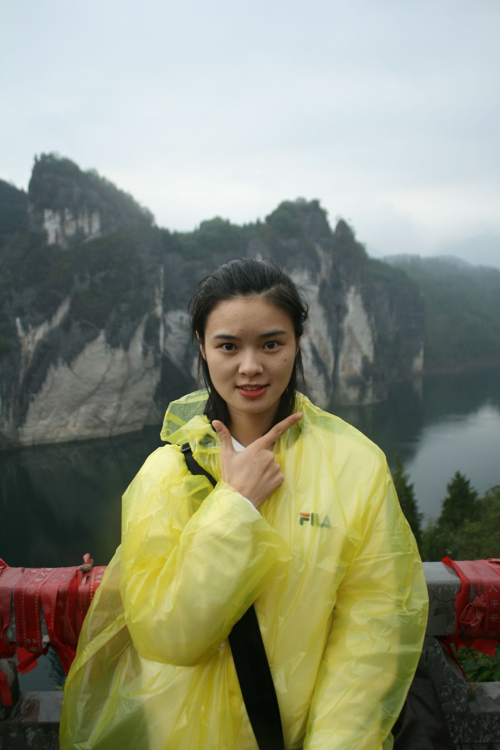Canon EOS 400D (EOS Digital Rebel XTi / EOS Kiss Digital X) sample photo. Chinese girl, smile, yellow photography