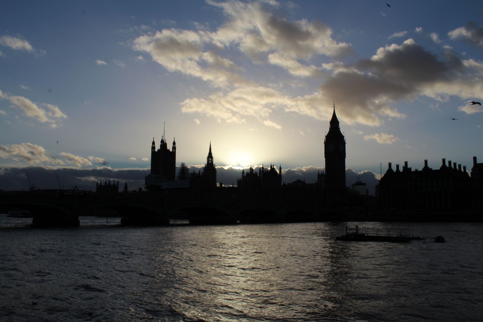 Canon EOS 1200D (EOS Rebel T5 / EOS Kiss X70 / EOS Hi) sample photo. London, river, clouds photography