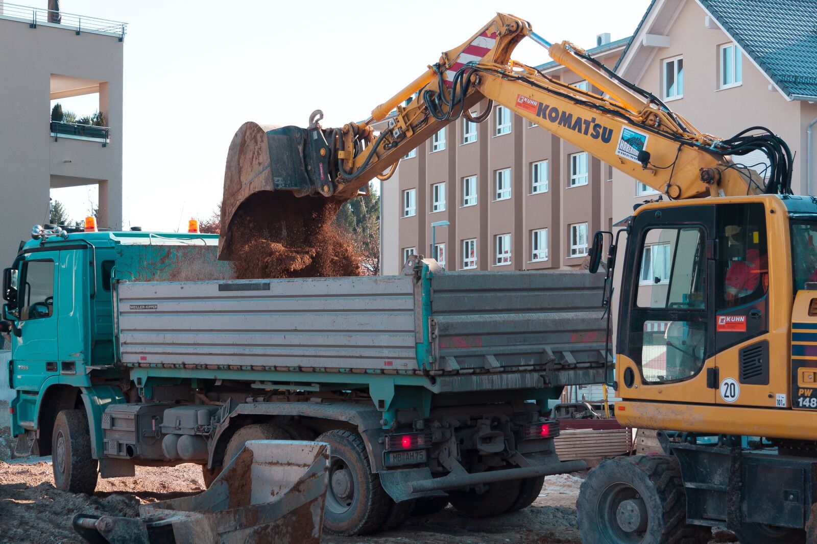Canon EF-S 17-85mm F4-5.6 IS USM sample photo. Site, excavators, truck photography