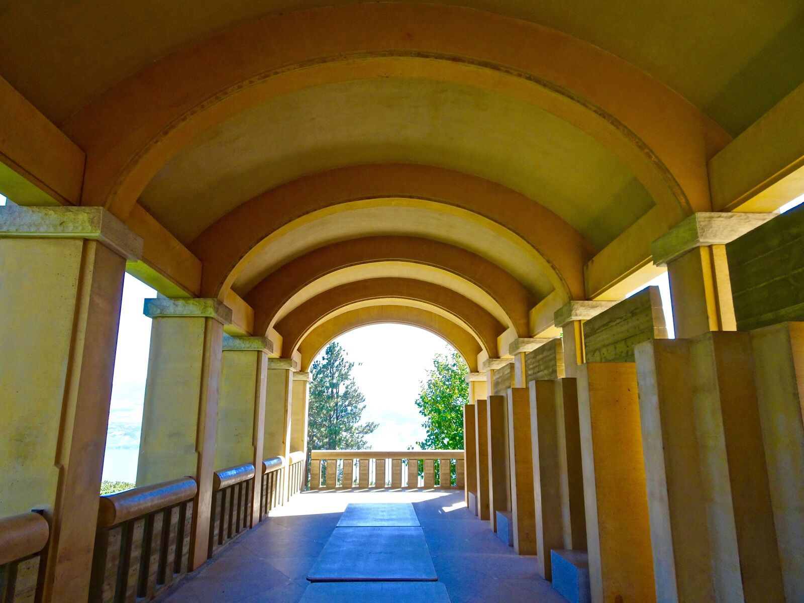 Sony Cyber-shot DSC-HX90V sample photo. Arches, classic, shapes photography