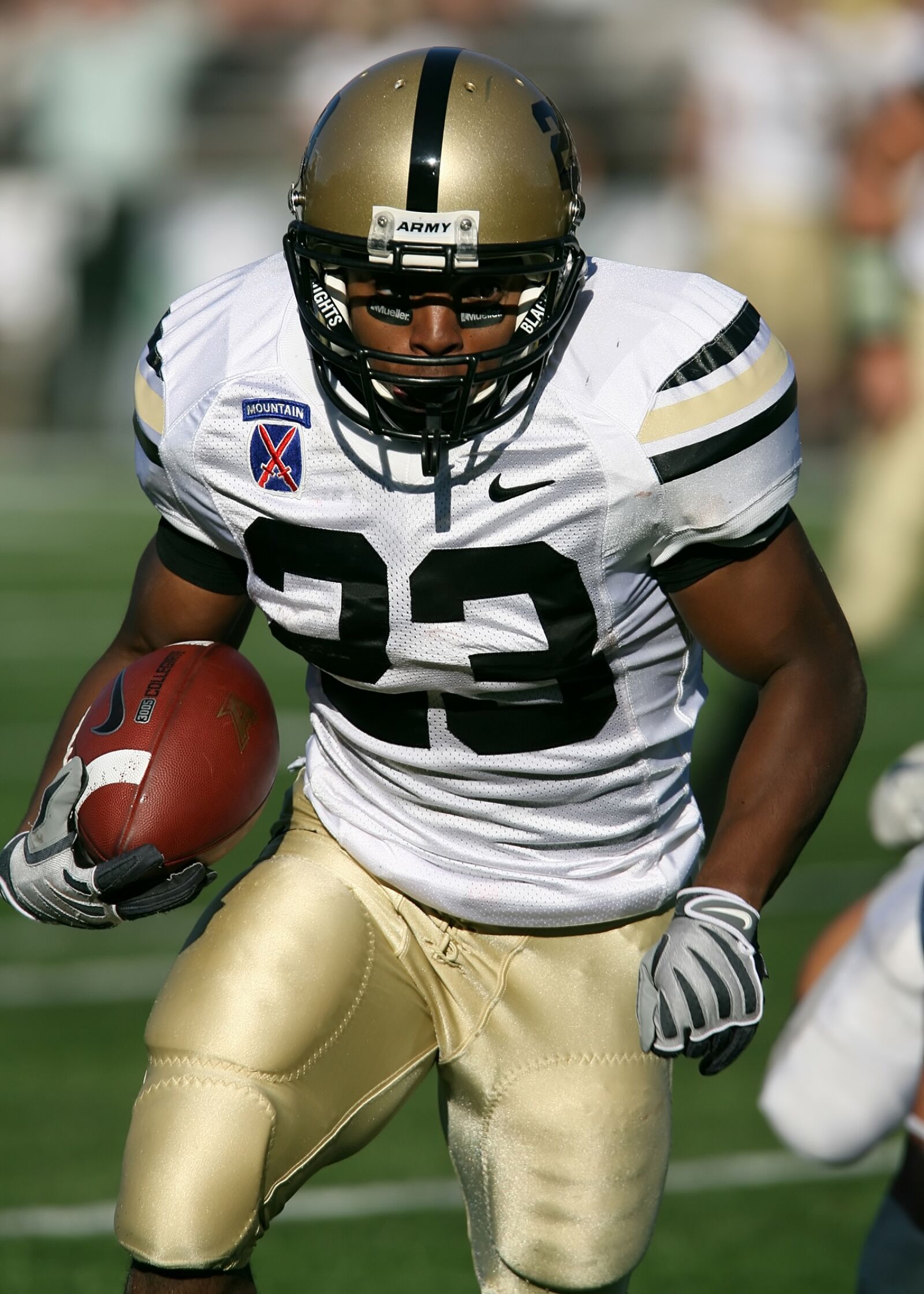 Canon EOS-1D Mark II N sample photo. American football, running back photography