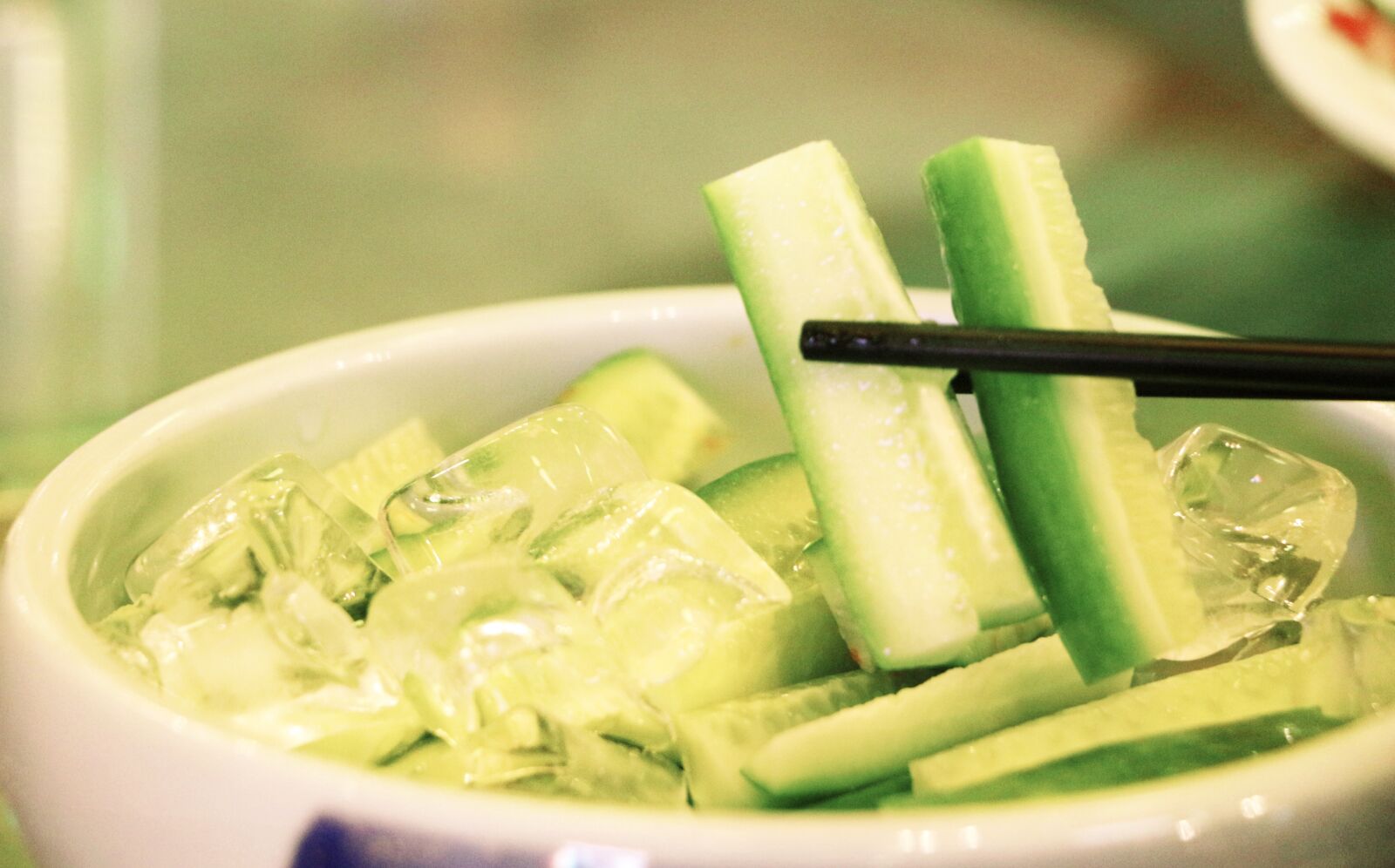 Canon EOS 700D (EOS Rebel T5i / EOS Kiss X7i) sample photo. Cucumber, ice, eating photography