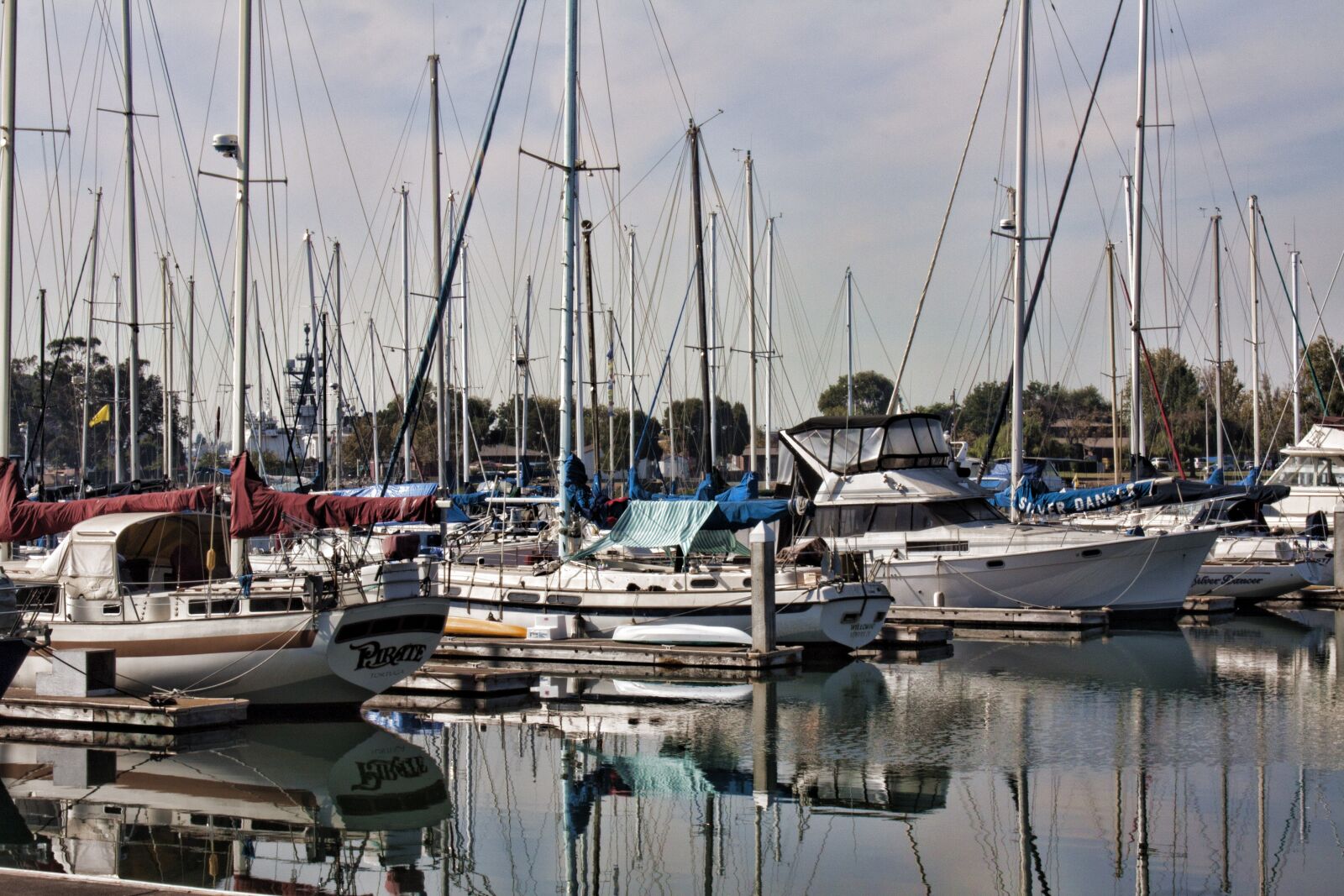 Canon EOS 450D (EOS Rebel XSi / EOS Kiss X2) sample photo. Oakland marina, marina, boats photography