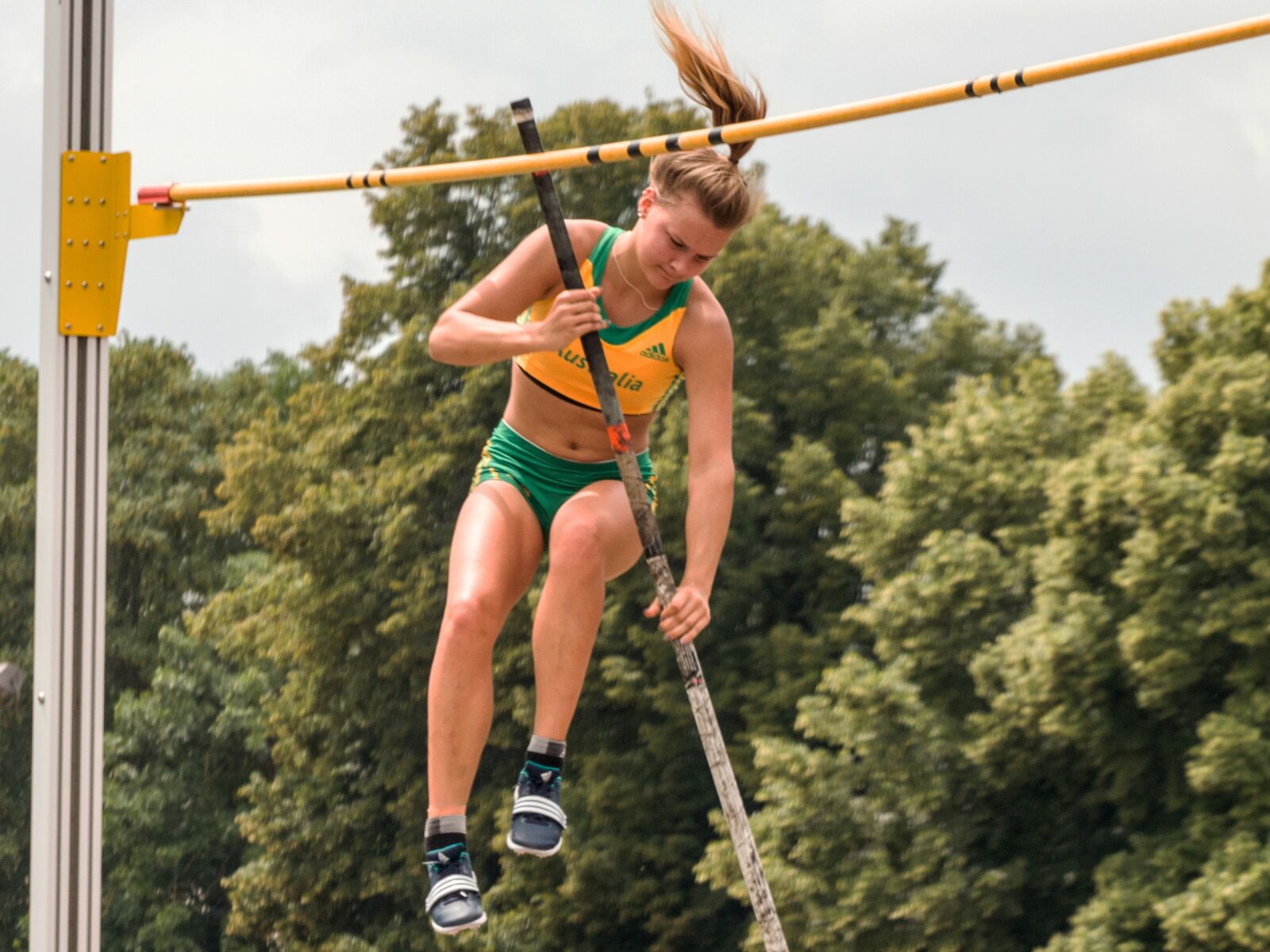 Canon EOS 70D + Canon EF 70-200mm F4L USM sample photo. Athletics, sport, pole vault photography