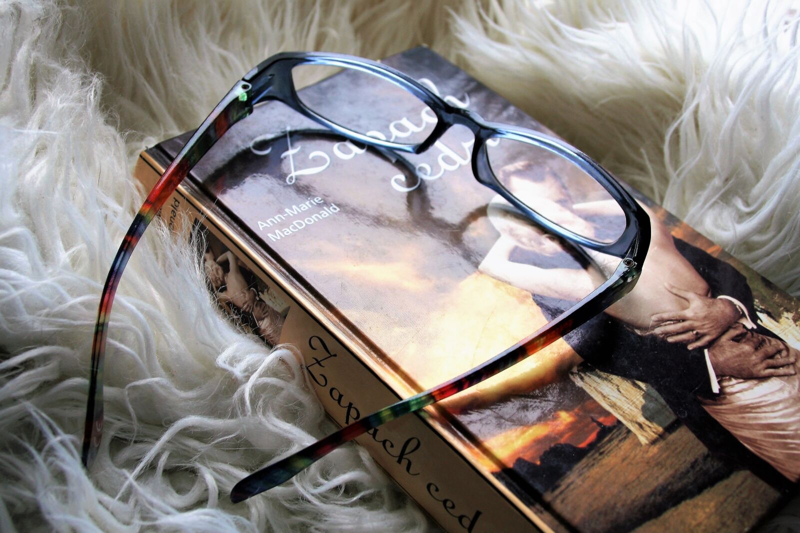 Canon EOS 400D (EOS Digital Rebel XTi / EOS Kiss Digital X) sample photo. Glasses, reading, closeup photography