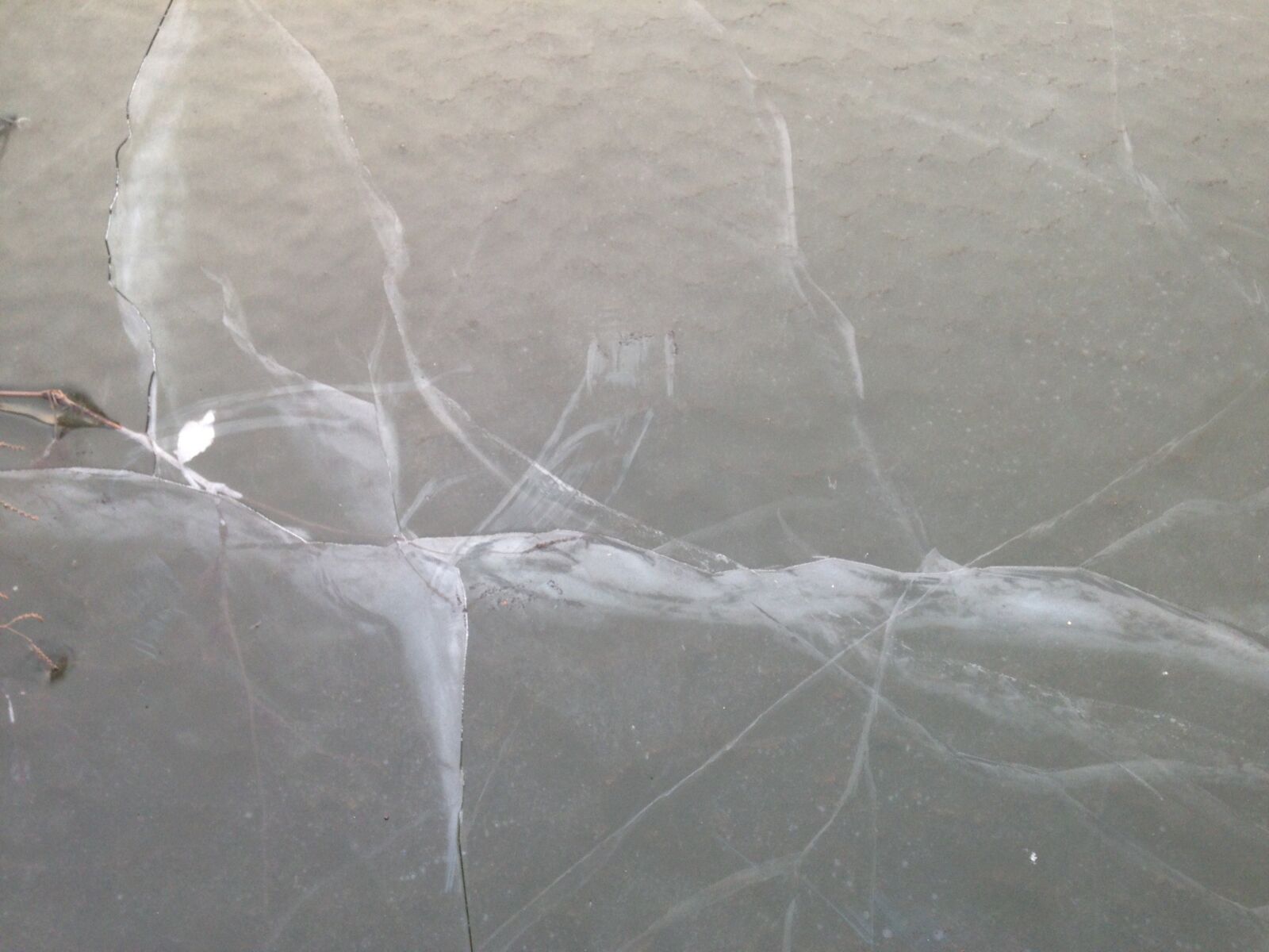 iPhone 5 back camera 4.12mm f/2.4 sample photo. Ice, crack, winter photography