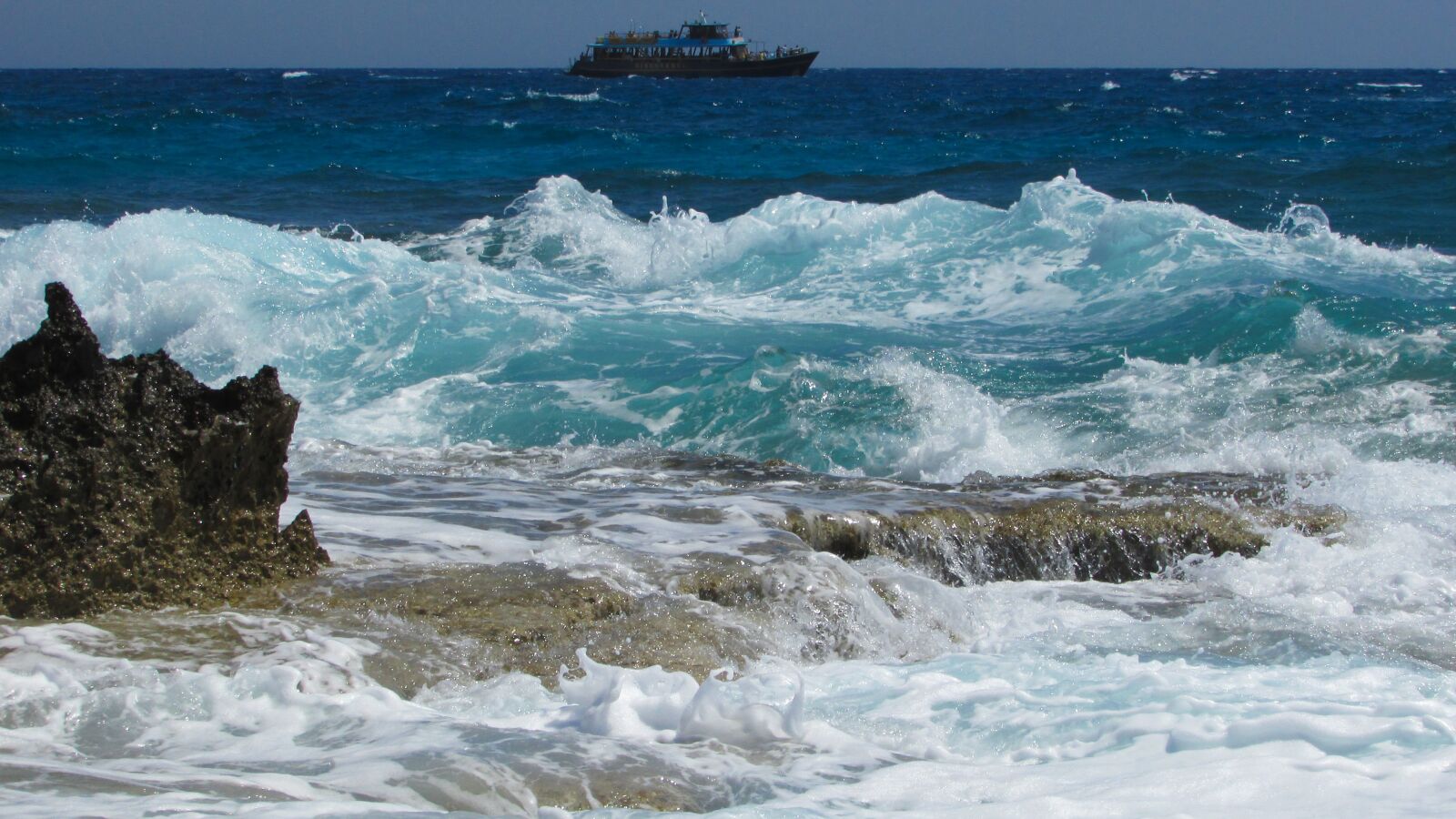Canon PowerShot SX400 IS sample photo. Wave, smashing, foam photography